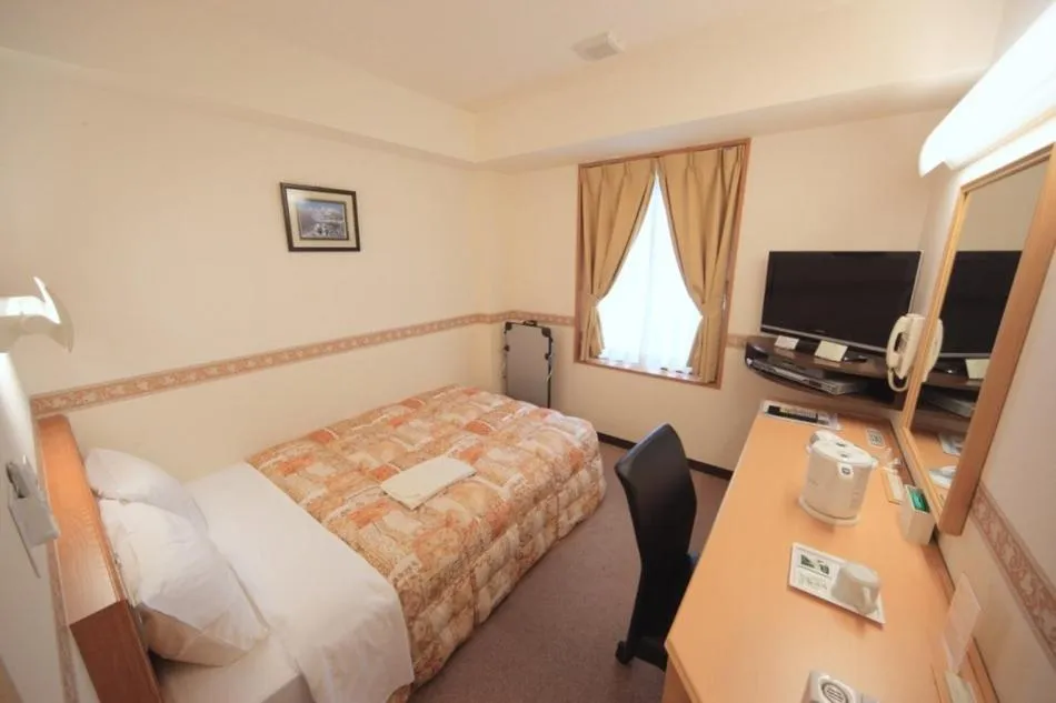 Photo of the whole room, Bed in Life Inn Katsuta Station West