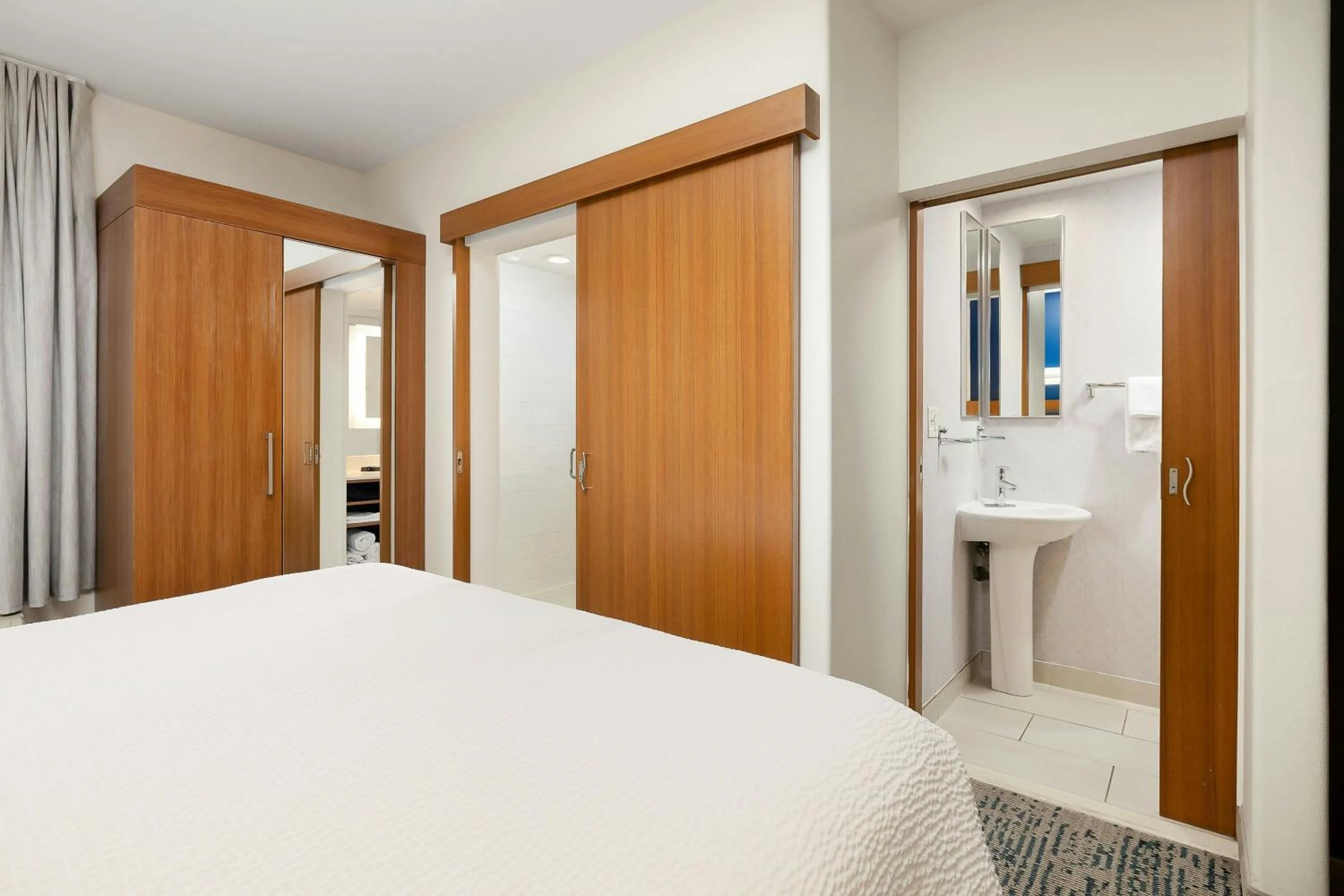 Bathroom, Bed in SpringHill Suites by Marriott McAllen Convention Center