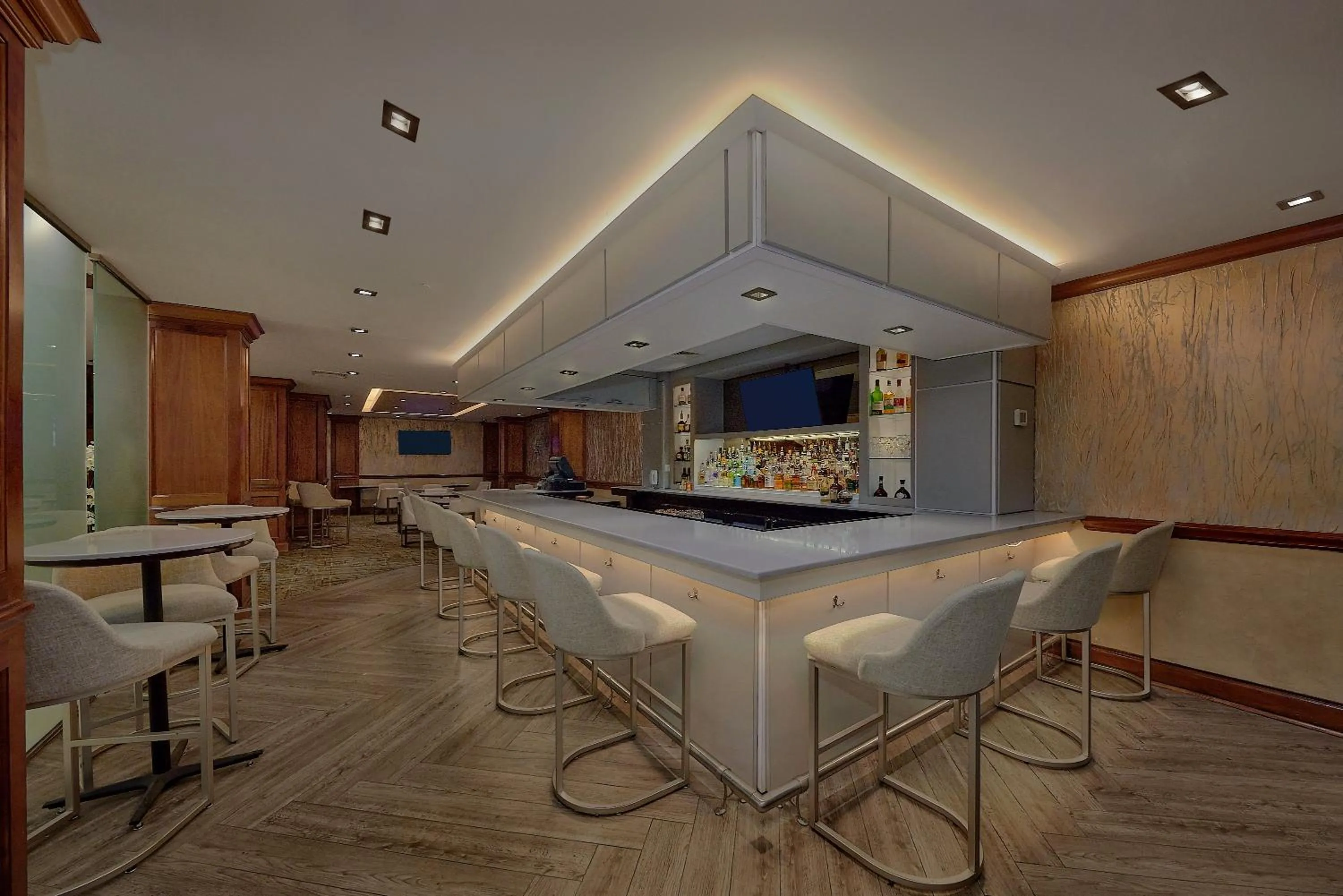 Lounge or bar in Crowne Plaza Knoxville Downtown University by IHG