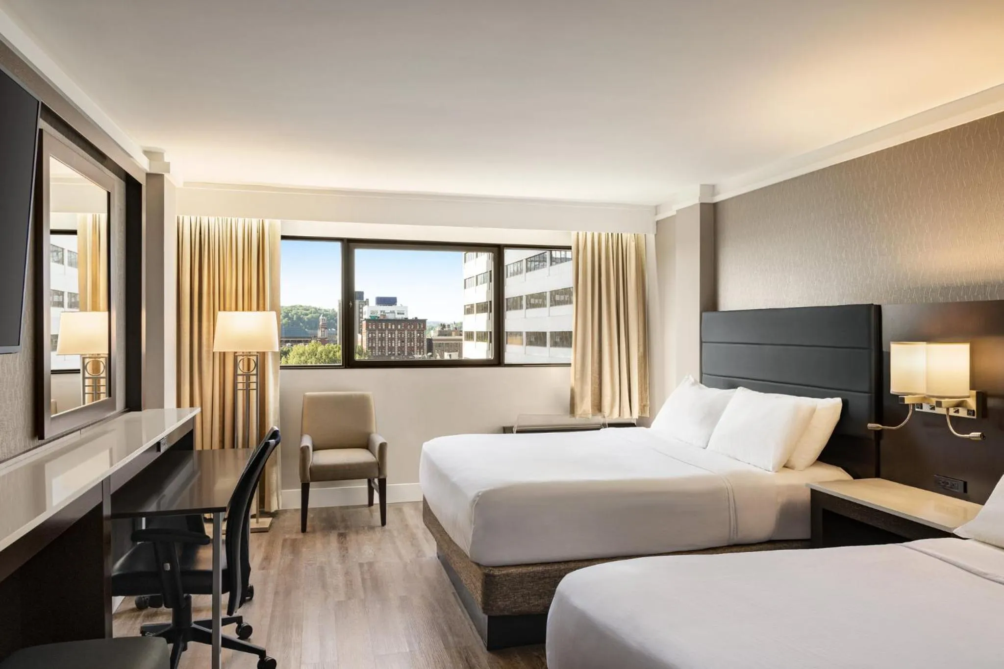 Photo of the whole room, Bed in Crowne Plaza Knoxville Downtown University by IHG