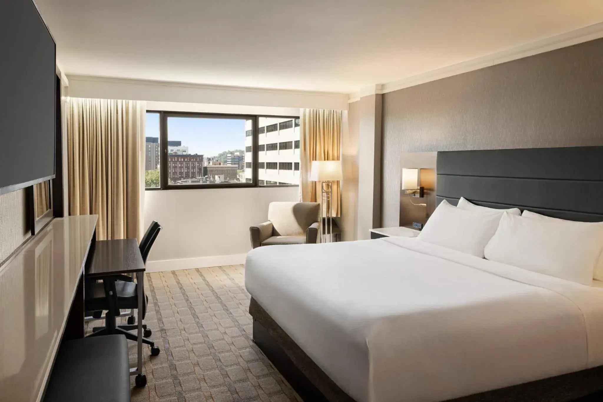 Premium King Room - Top Floor in Crowne Plaza Knoxville Downtown University by IHG Premium King Room - Top Floor in Crowne Plaza Knoxville Downtown University by IHG