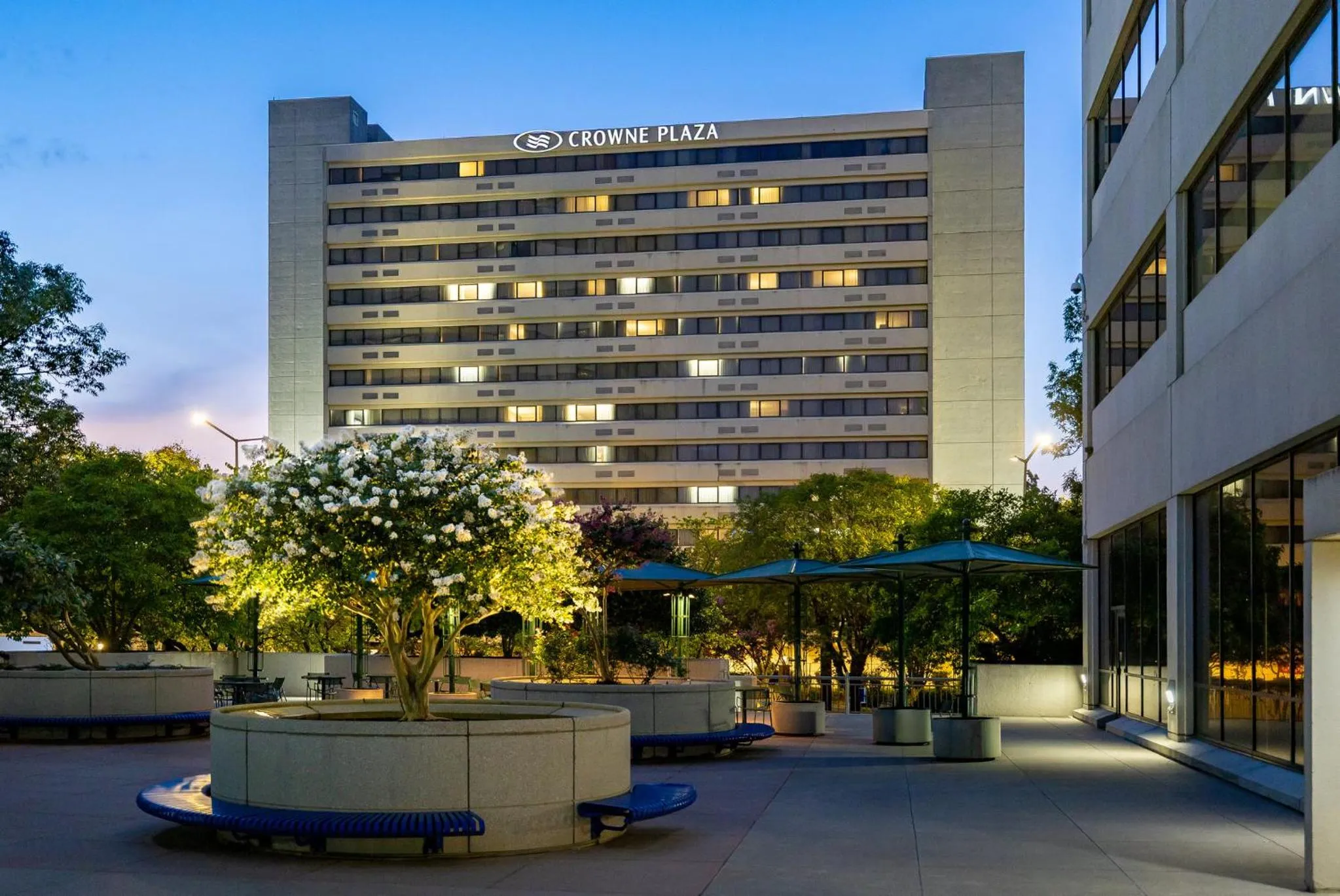 Property building in Crowne Plaza Knoxville Downtown University by IHG