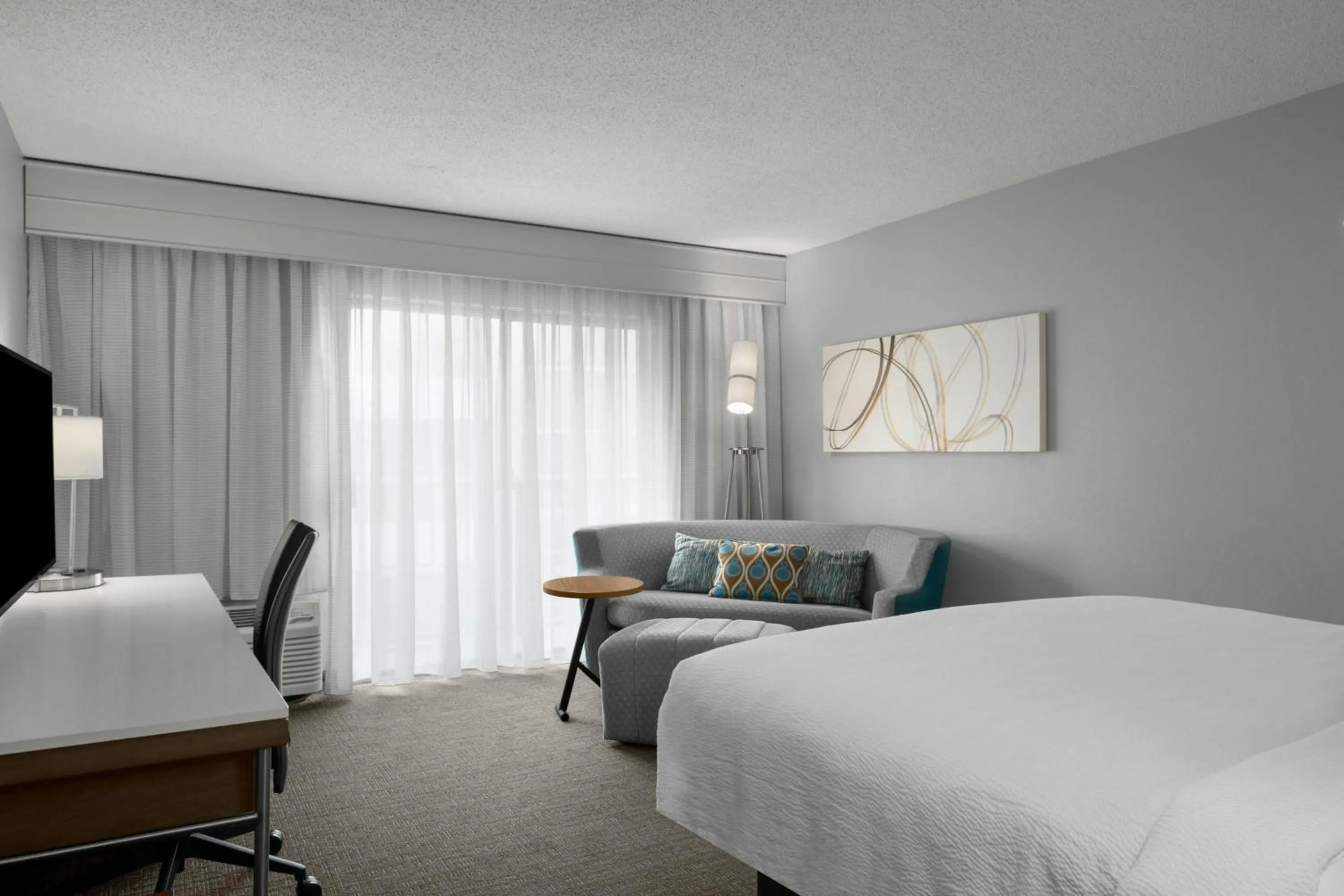 Photo of the whole room, Bed in Courtyard Charlotte Airport North