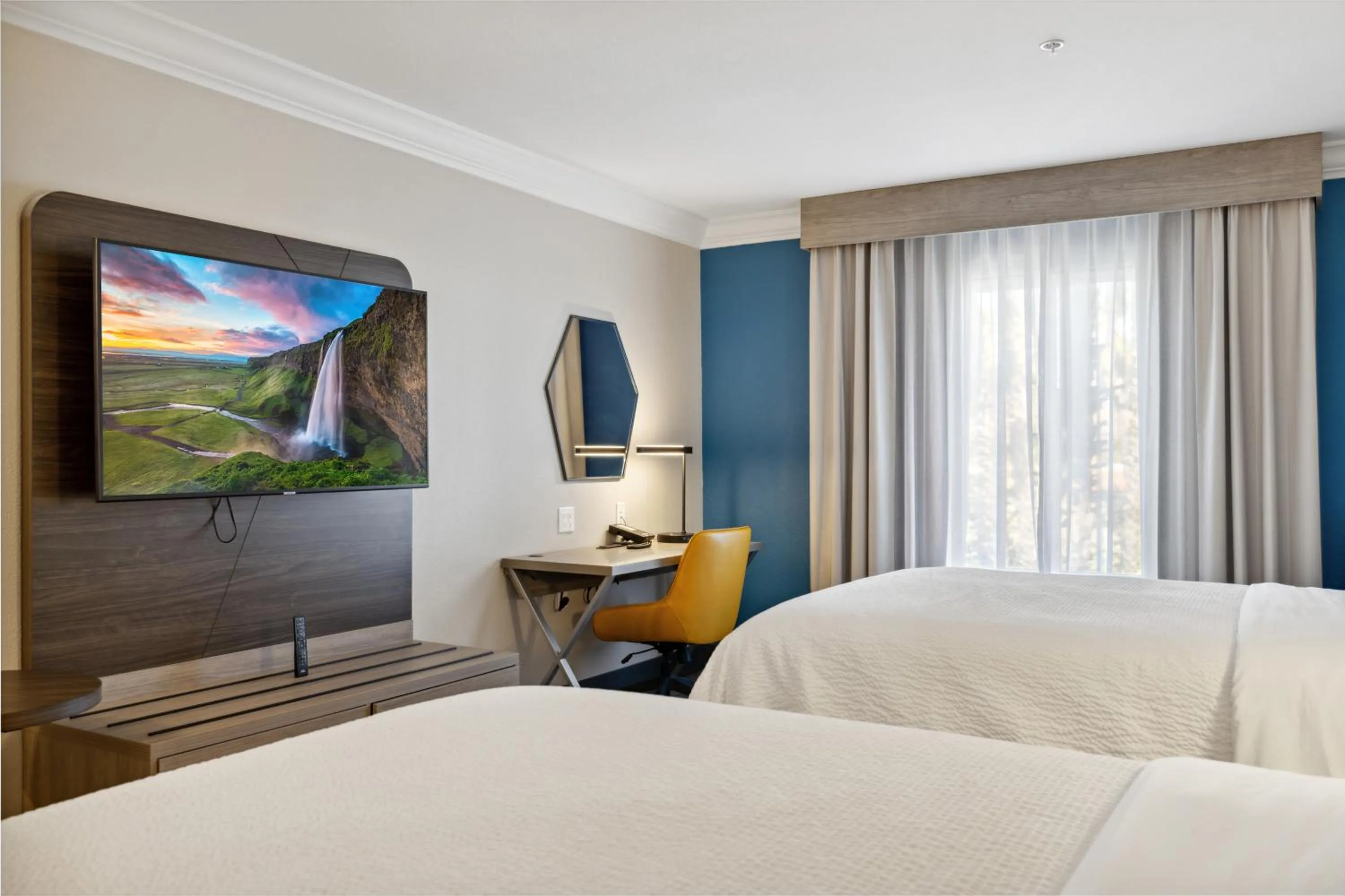 Bed in Holiday Inn Express Hotel & Suites Vacaville by IHG