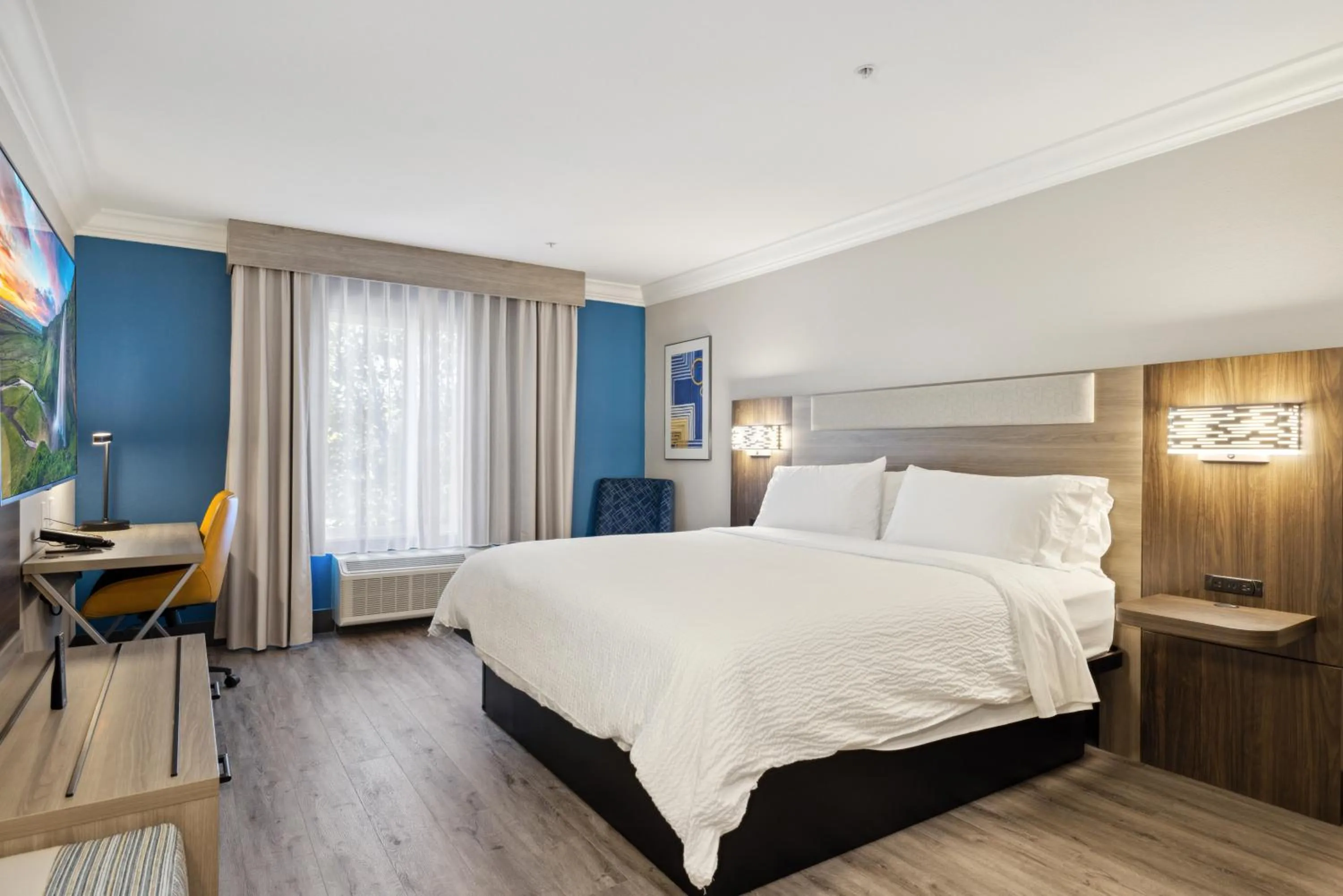 Bed in Holiday Inn Express Hotel & Suites Vacaville by IHG