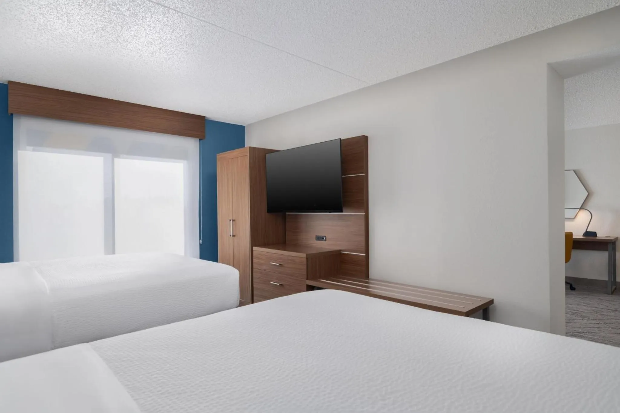 Photo of the whole room, Bed in Holiday Inn Express Hotel & Suites Bentonville by IHG