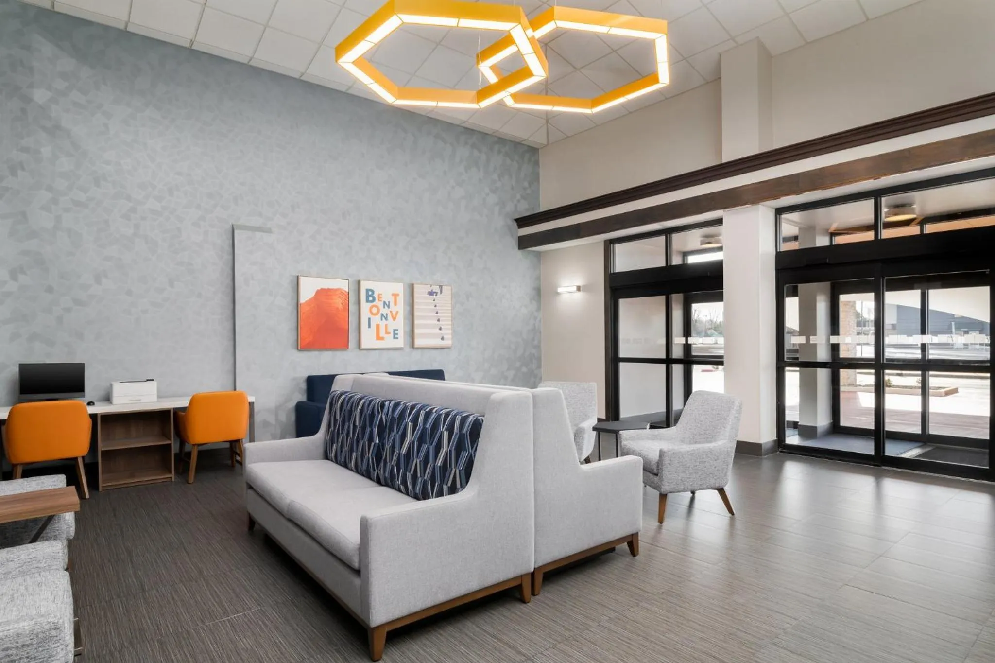 Property building, Bed in Holiday Inn Express Hotel & Suites Bentonville by IHG