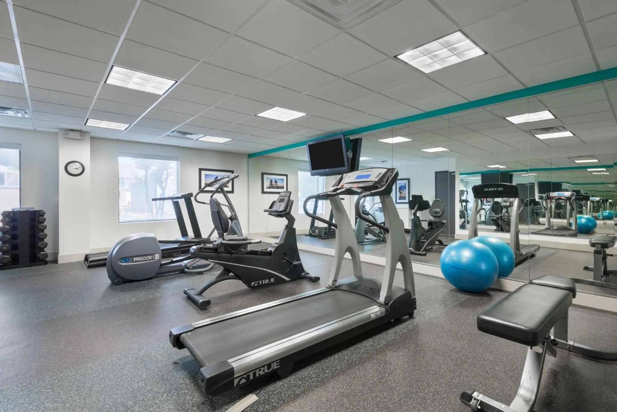 Fitness centre/facilities in Holiday Inn Express Hotel & Suites Bentonville by IHG