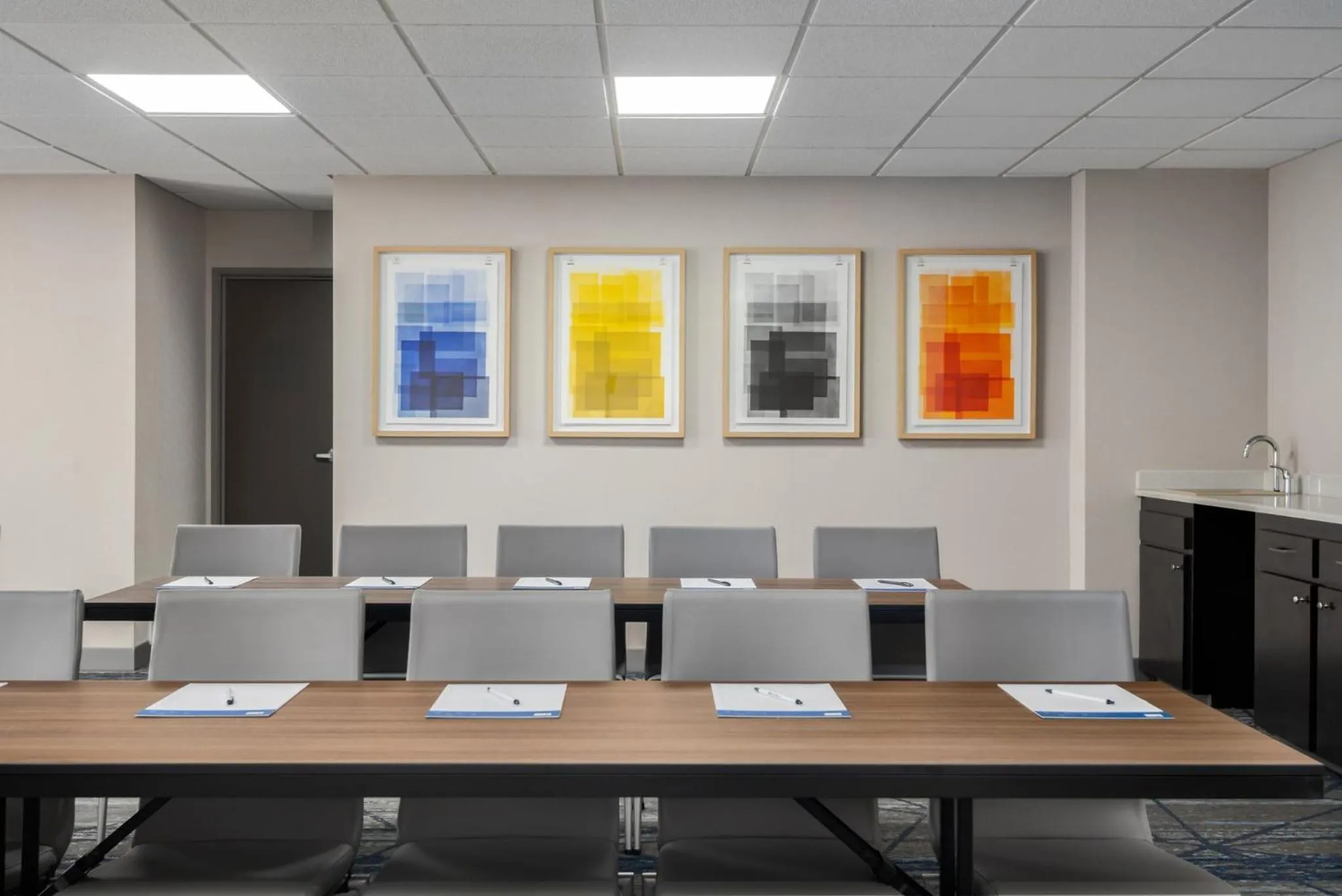 Meeting/conference room in Holiday Inn Express Hotel & Suites Bentonville by IHG