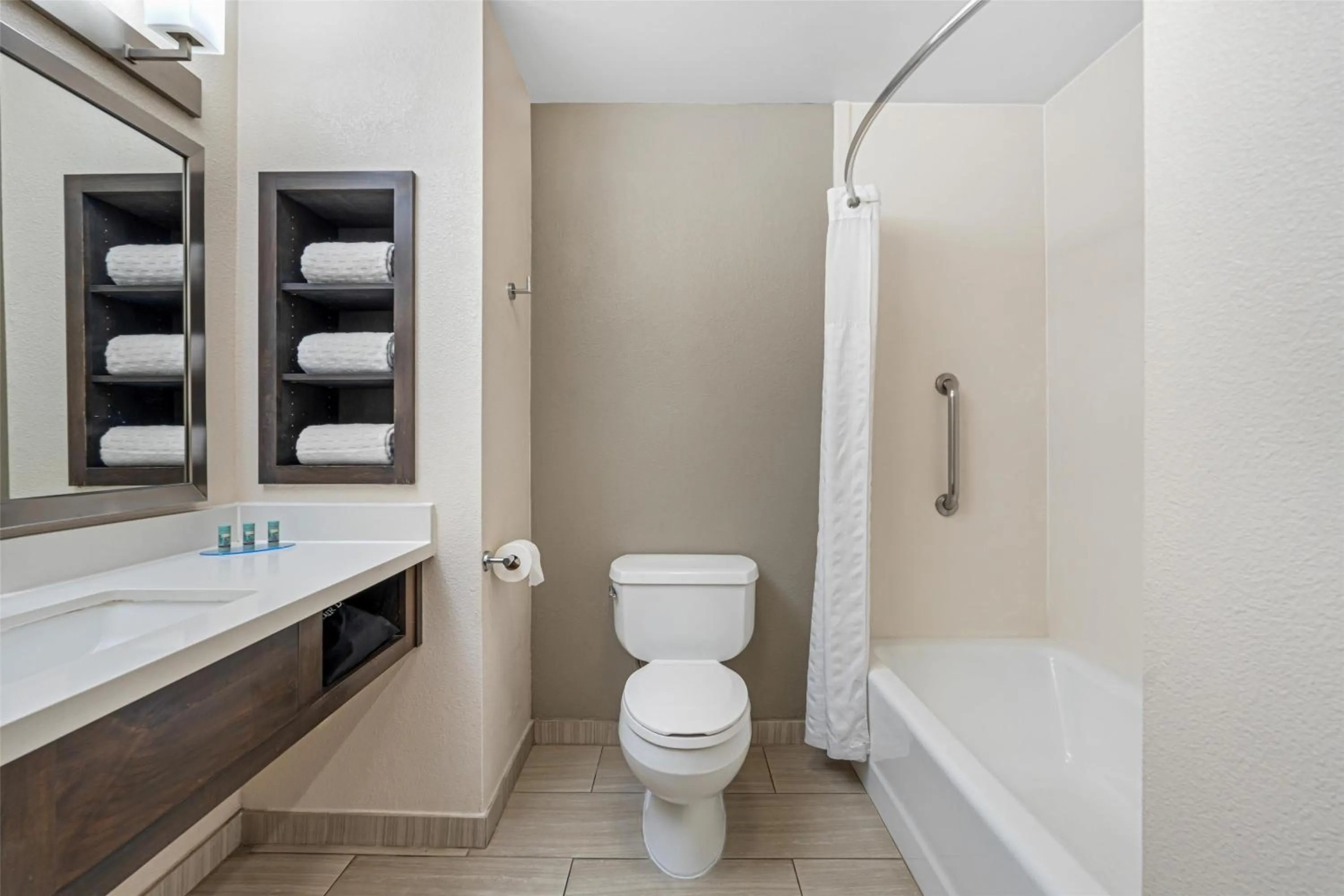 Bathroom in Best Western Valencia/Six Flags Inn & Suites