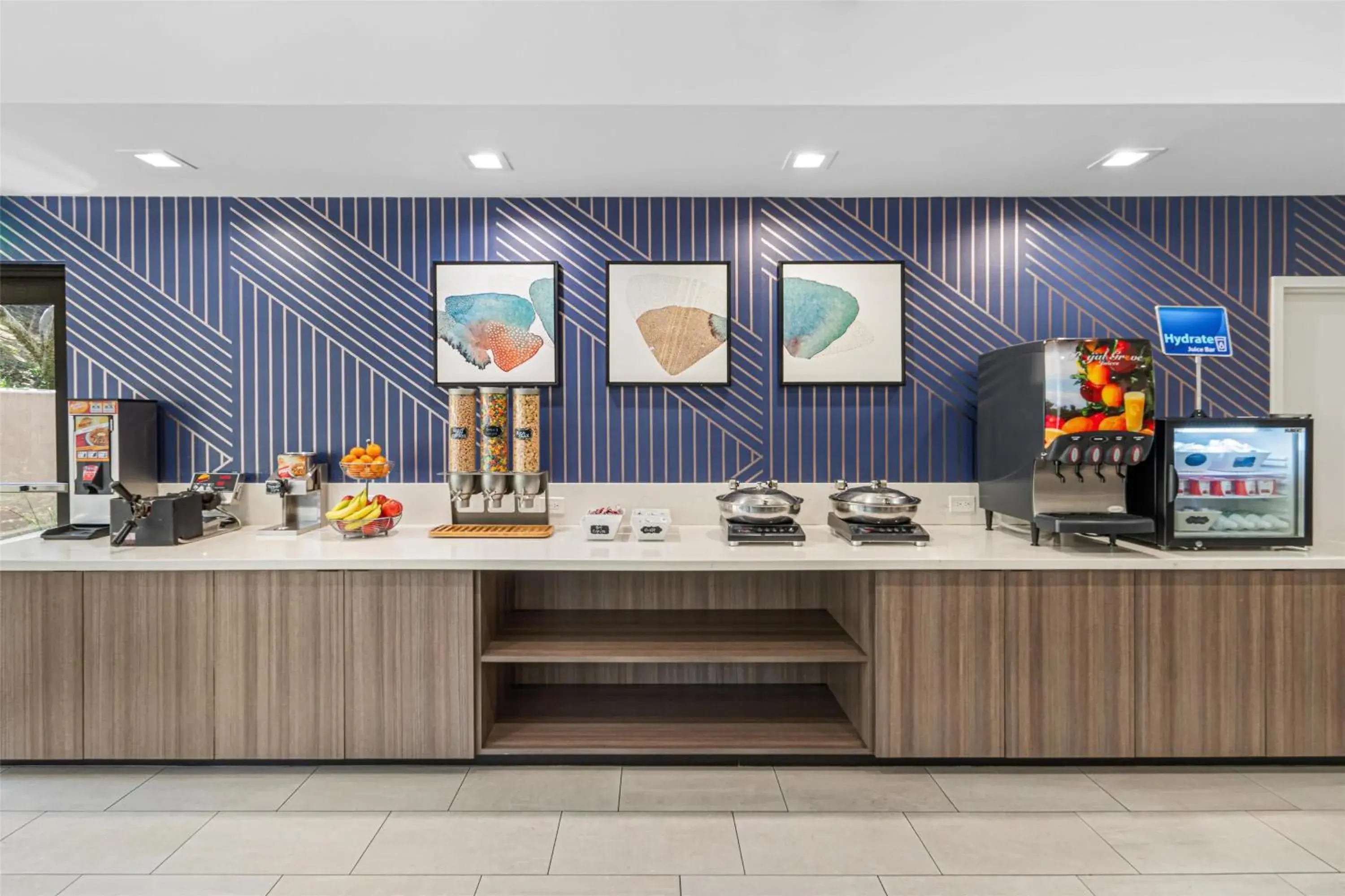 Breakfast in Best Western Valencia/Six Flags Inn & Suites Breakfast in Best Western Valencia/Six Flags Inn & Suites