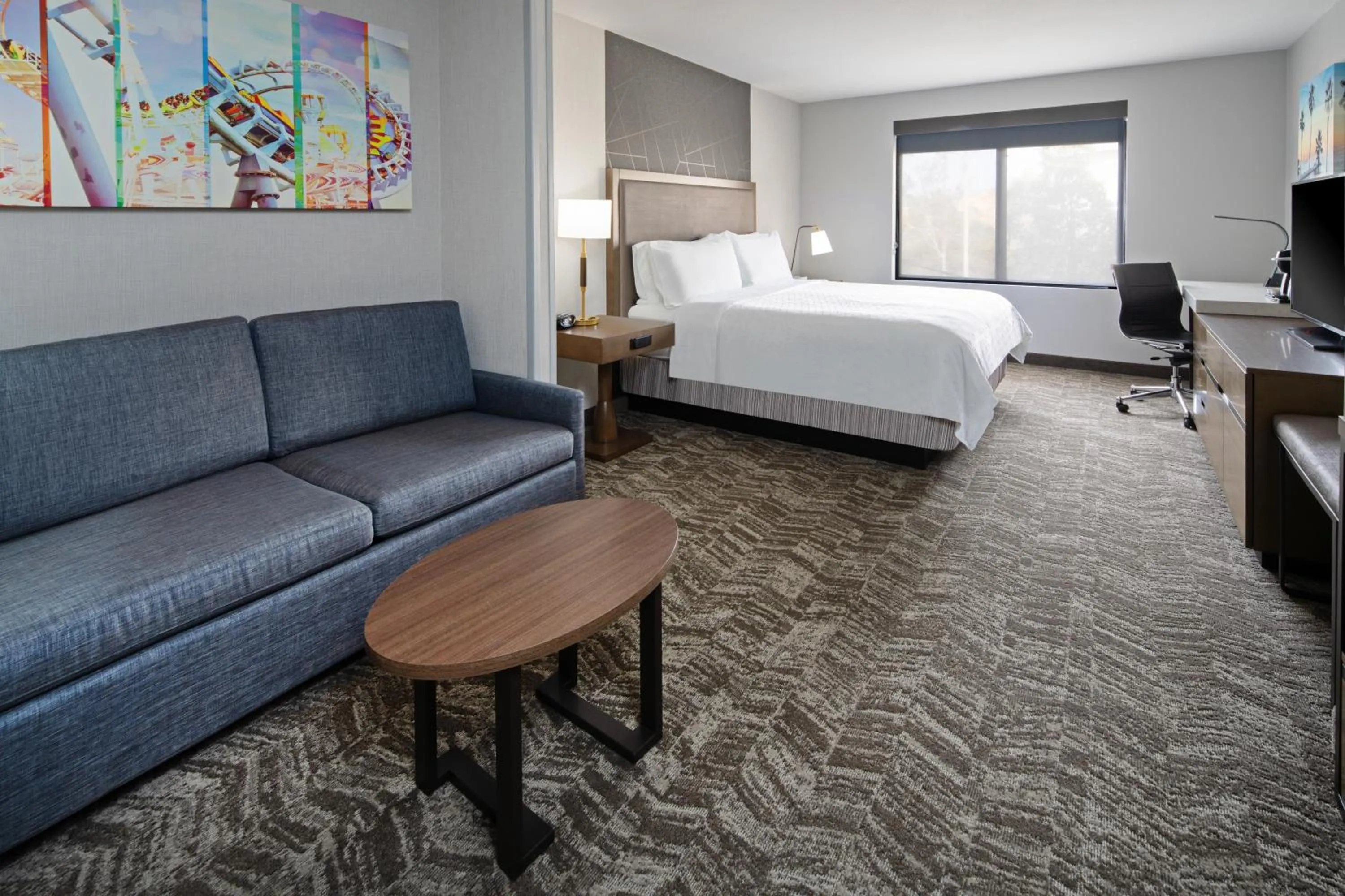 Seating area, Bed in Best Western Valencia/Six Flags Inn & Suites
