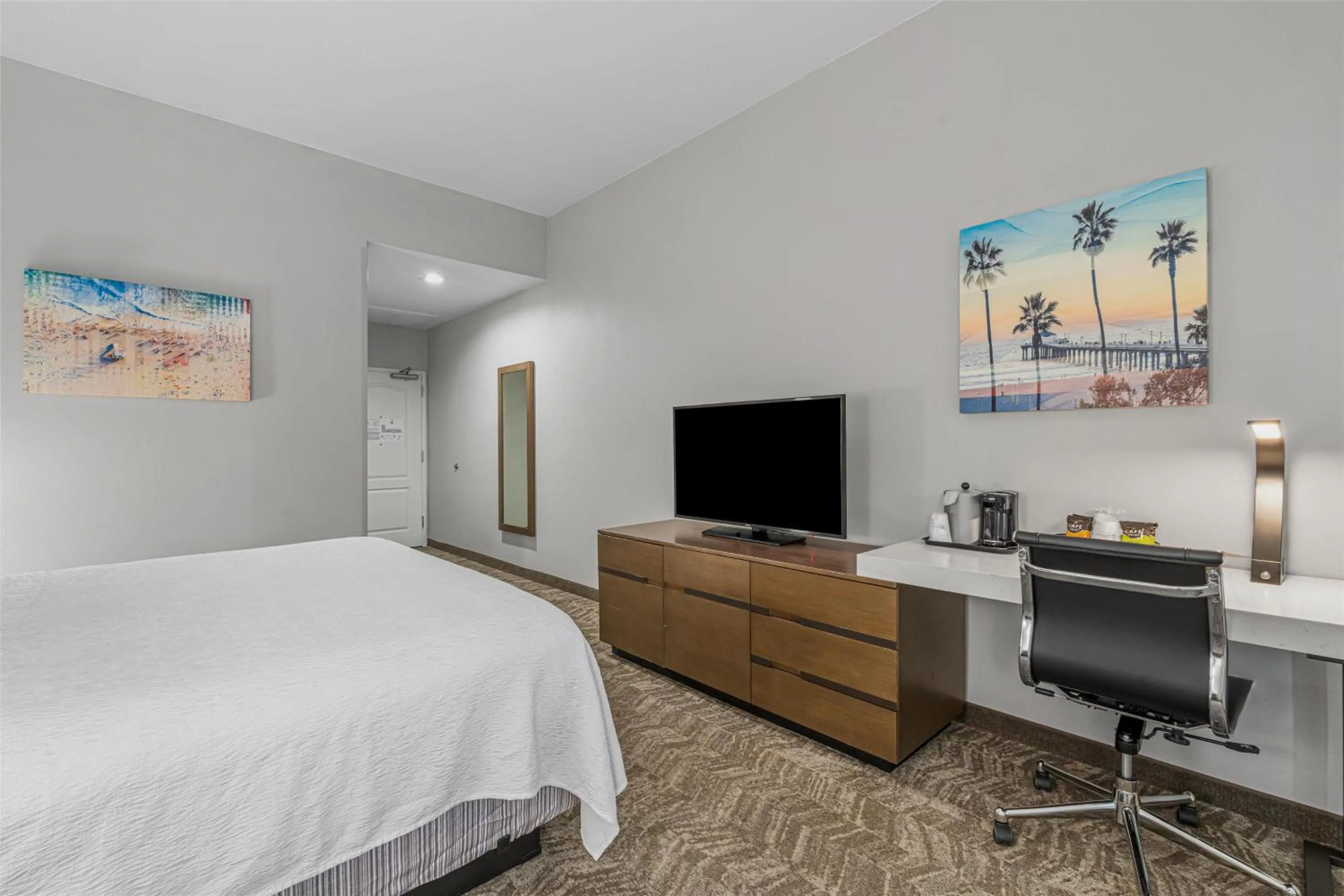 Bedroom, Bed in Best Western Valencia/Six Flags Inn & Suites