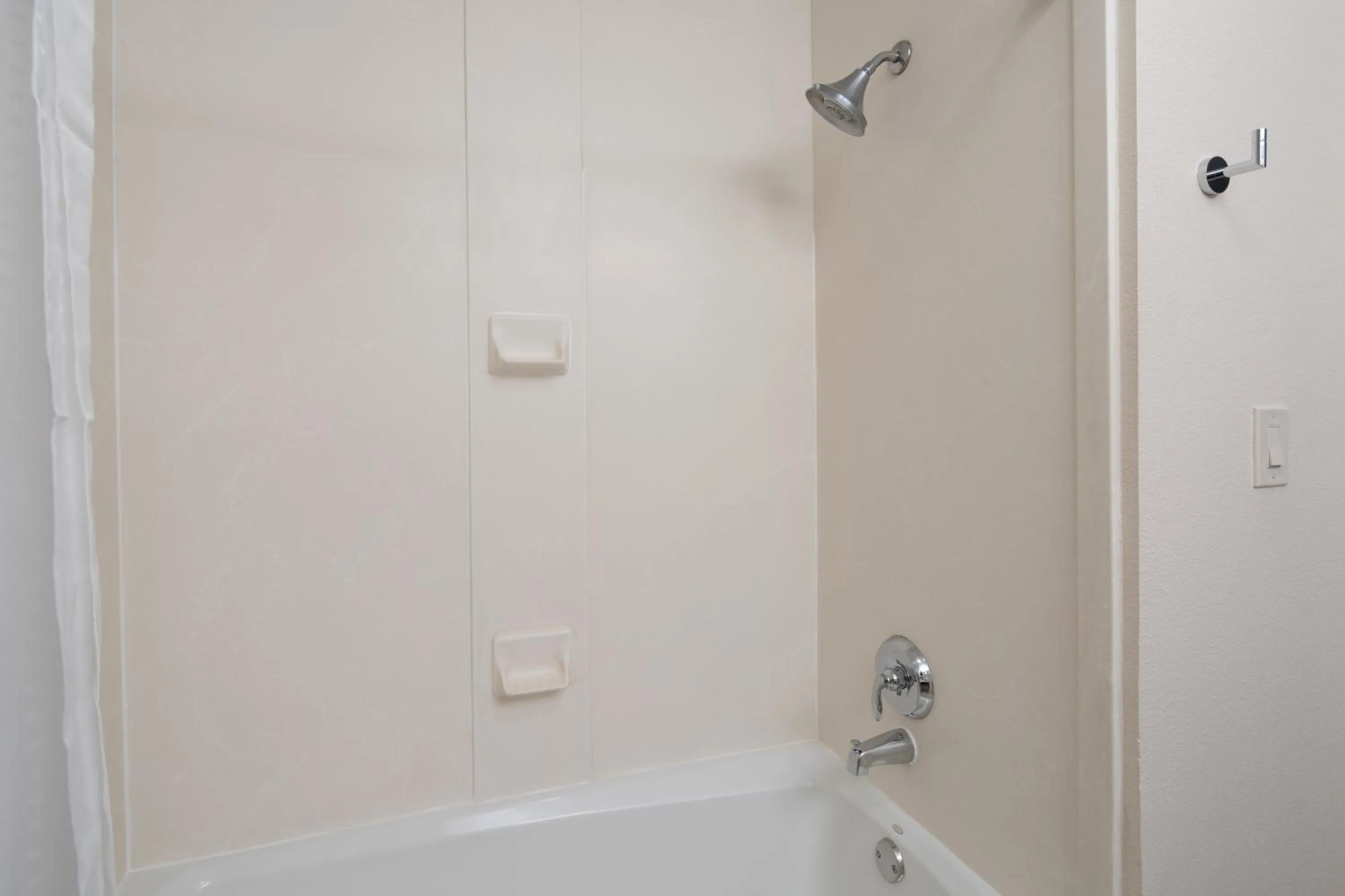 Bathroom in Best Western Valencia/Six Flags Inn & Suites