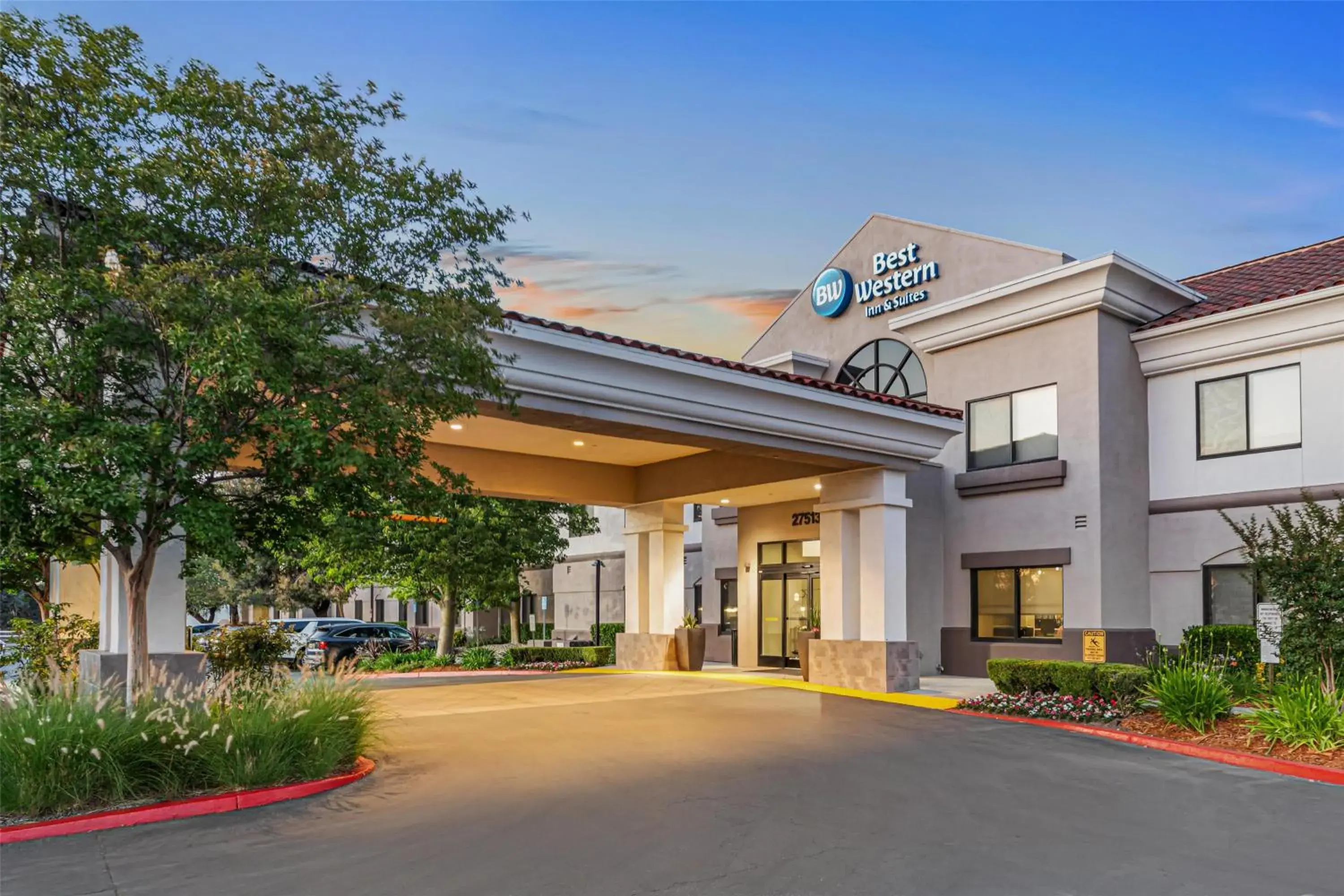 Property building in Best Western Valencia/Six Flags Inn & Suites Property building in Best Western Valencia/Six Flags Inn & Suites