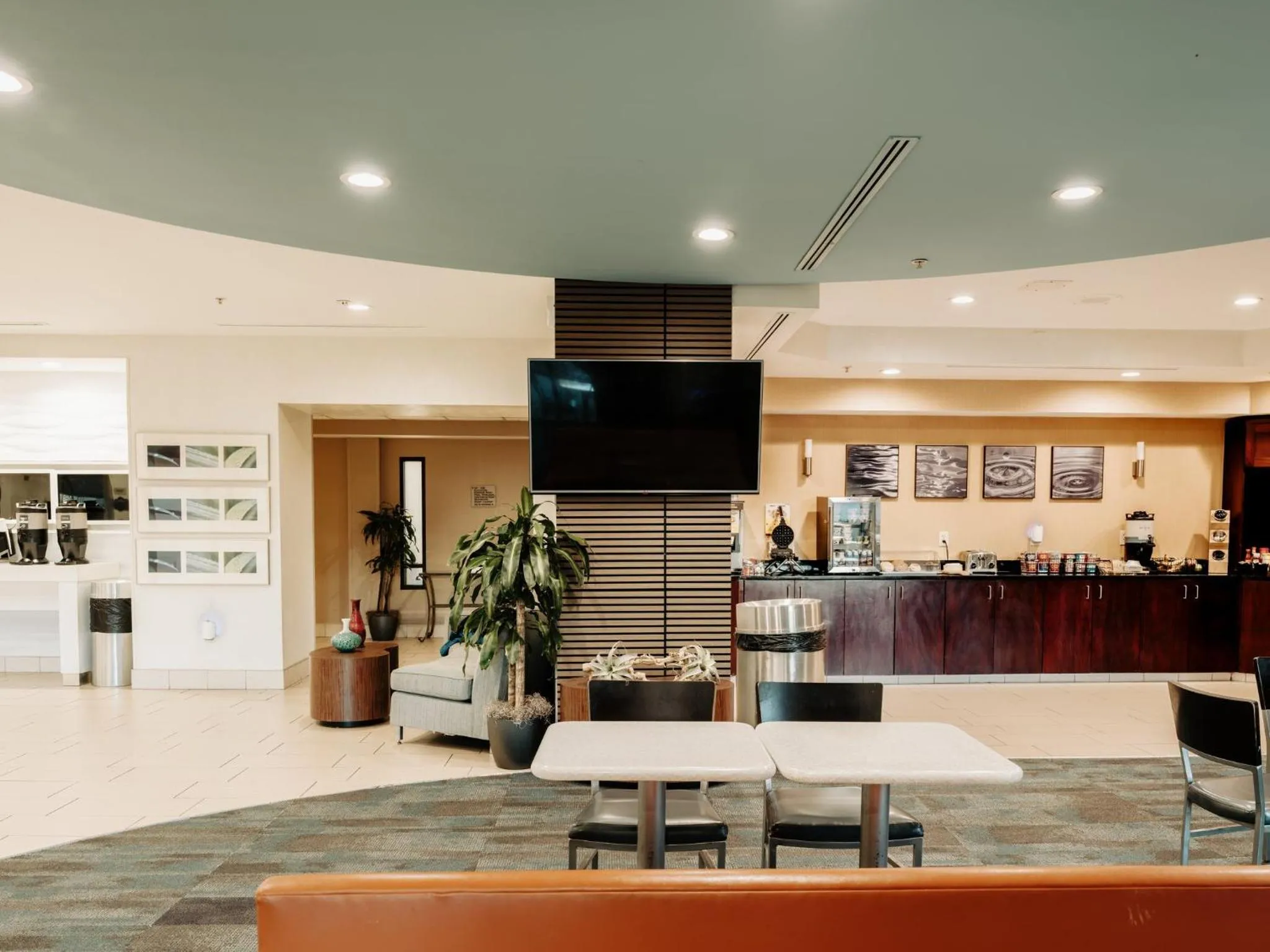 Breakfast in The Beacon Charlotte Airport by IHG