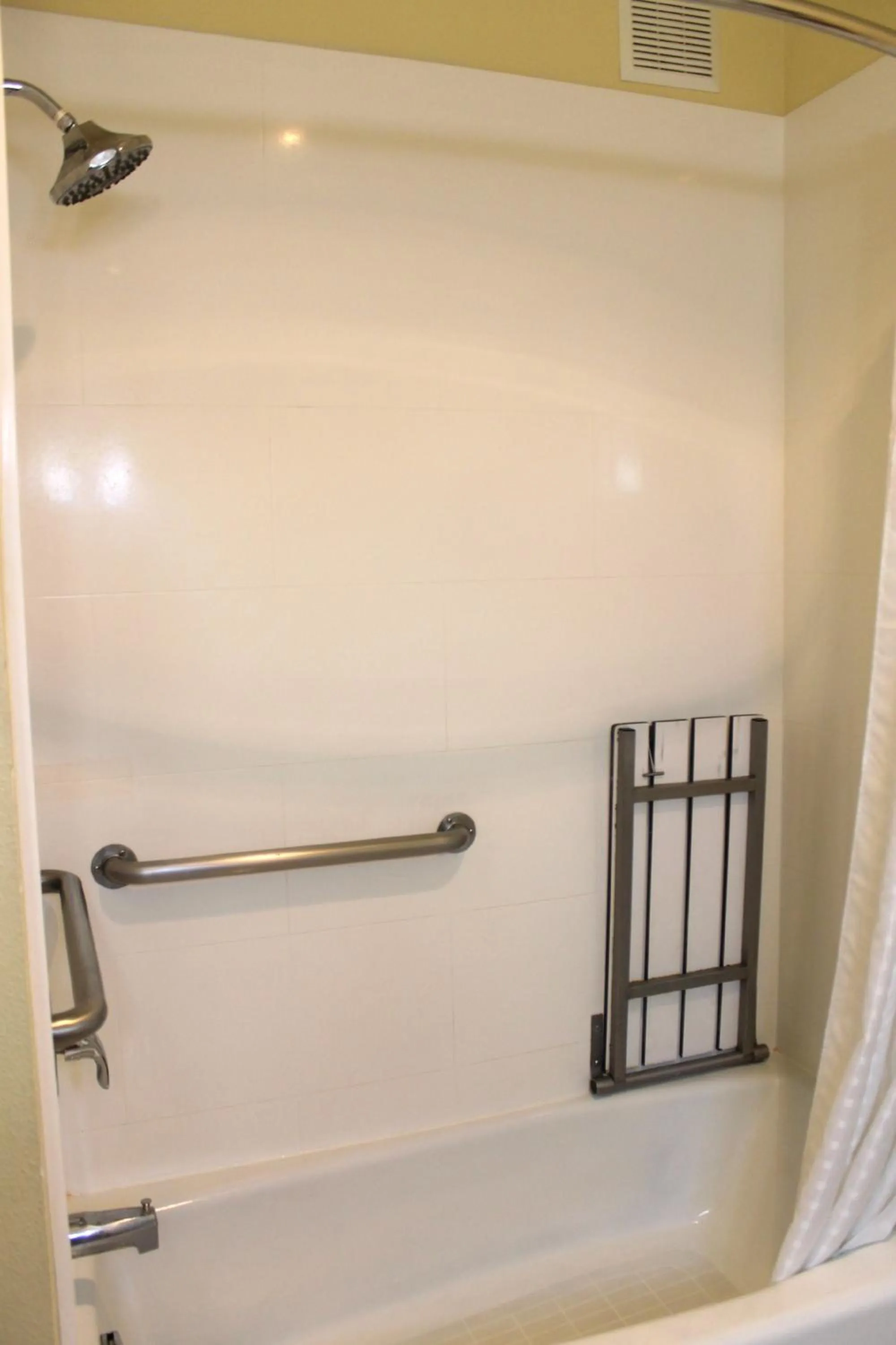 Bath in La Quinta by Wyndham Boise Airport