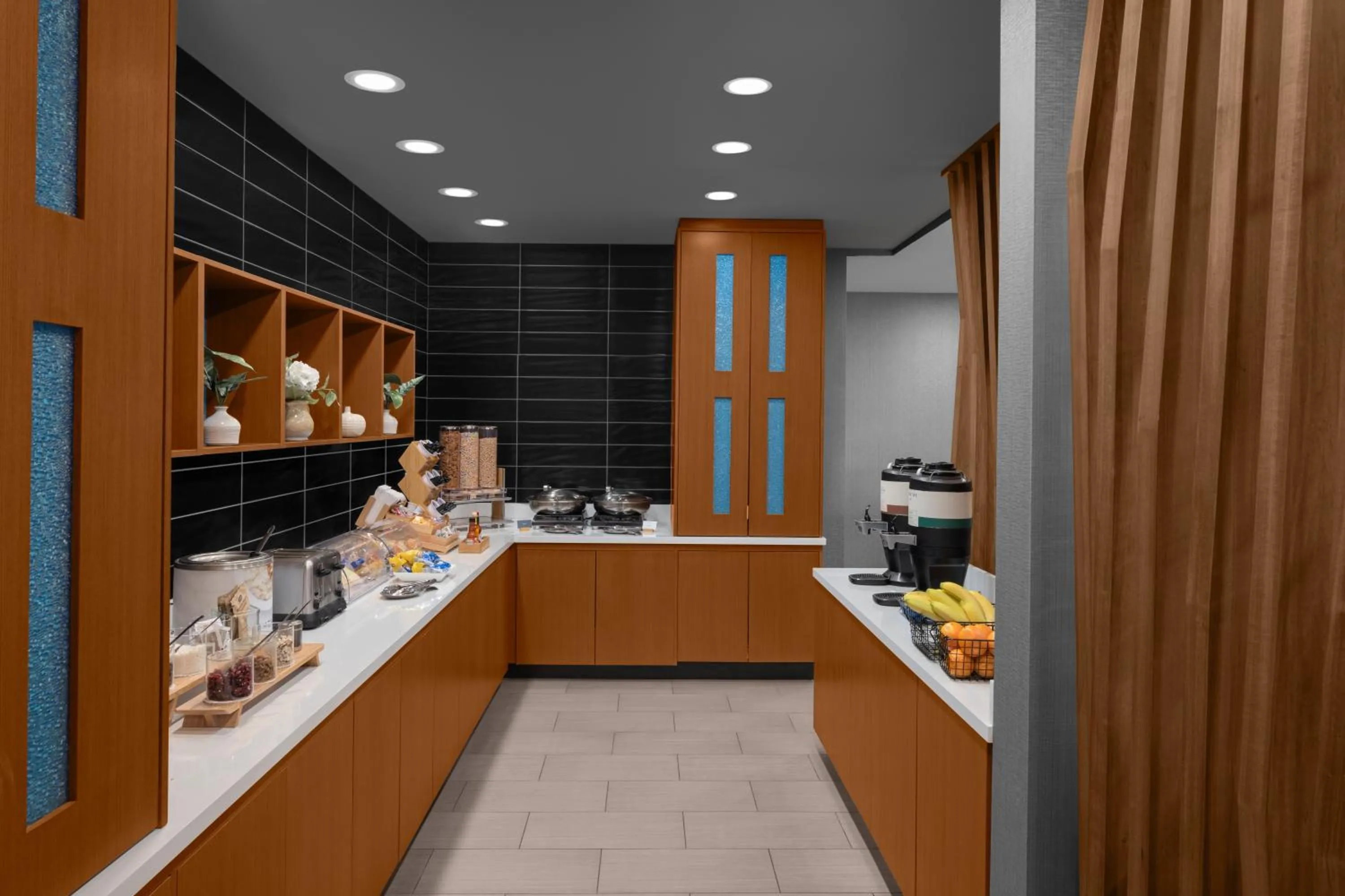 Buffet breakfast in SpringHill Suites by Marriott Grand Rapids Airport Southeast