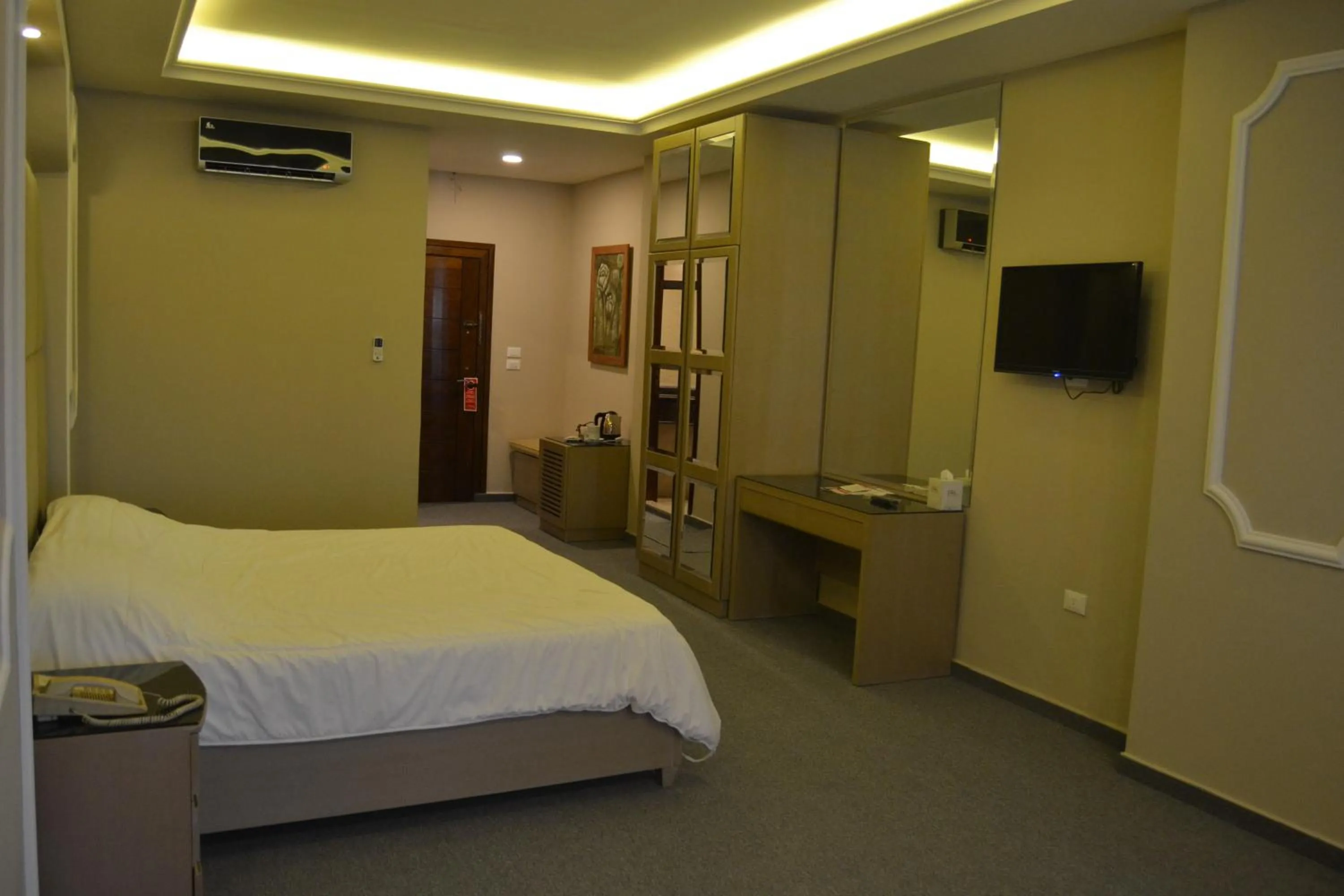 Photo of the whole room, Bed in Platinum Hotel