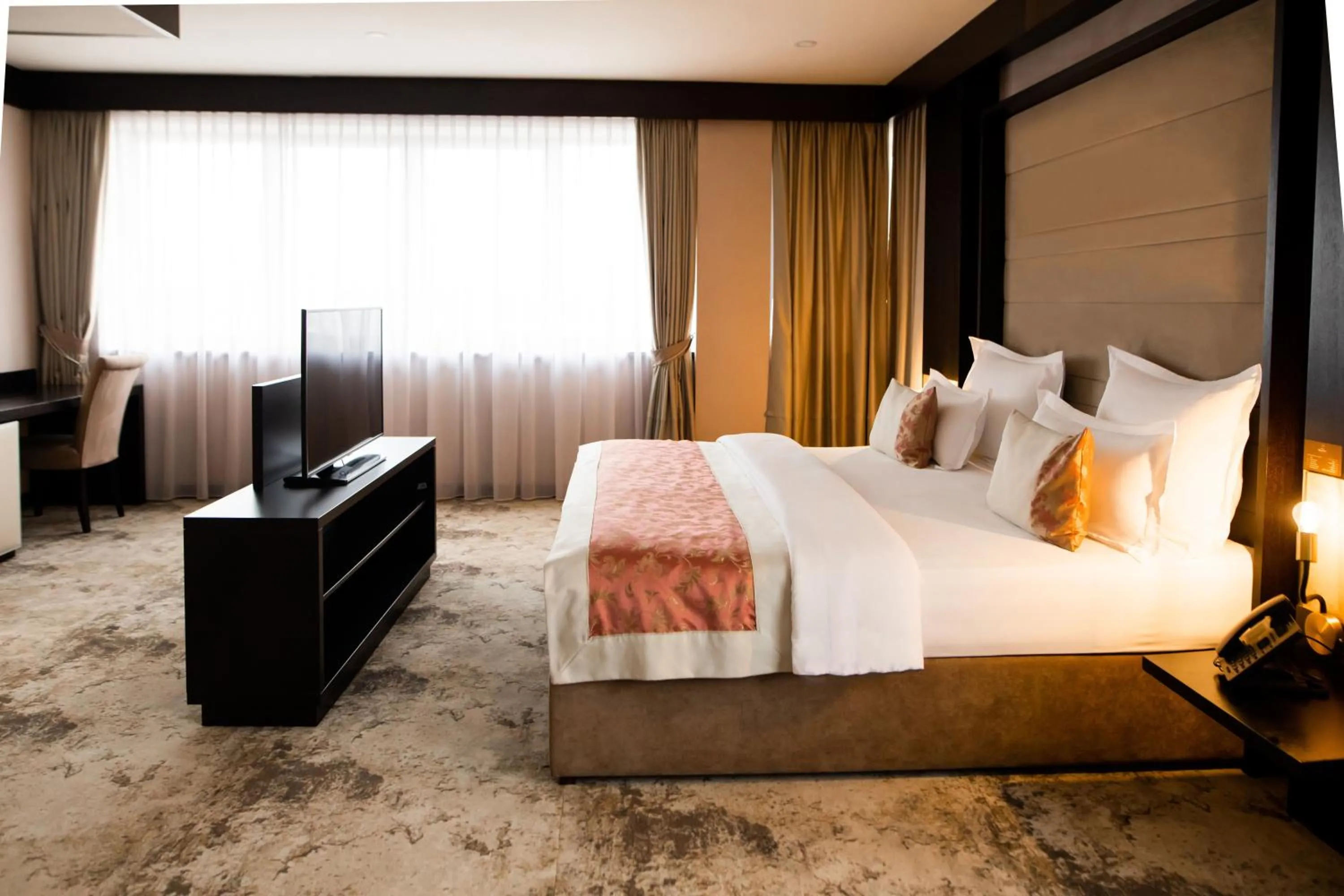 Communal lounge/ TV room, Bed in Malak Regency Hotel