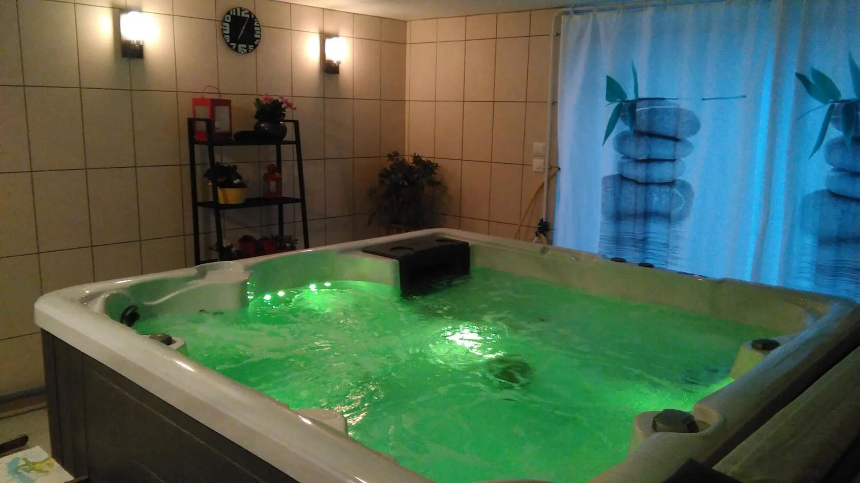 Hot Tub in La Sente des Vignes