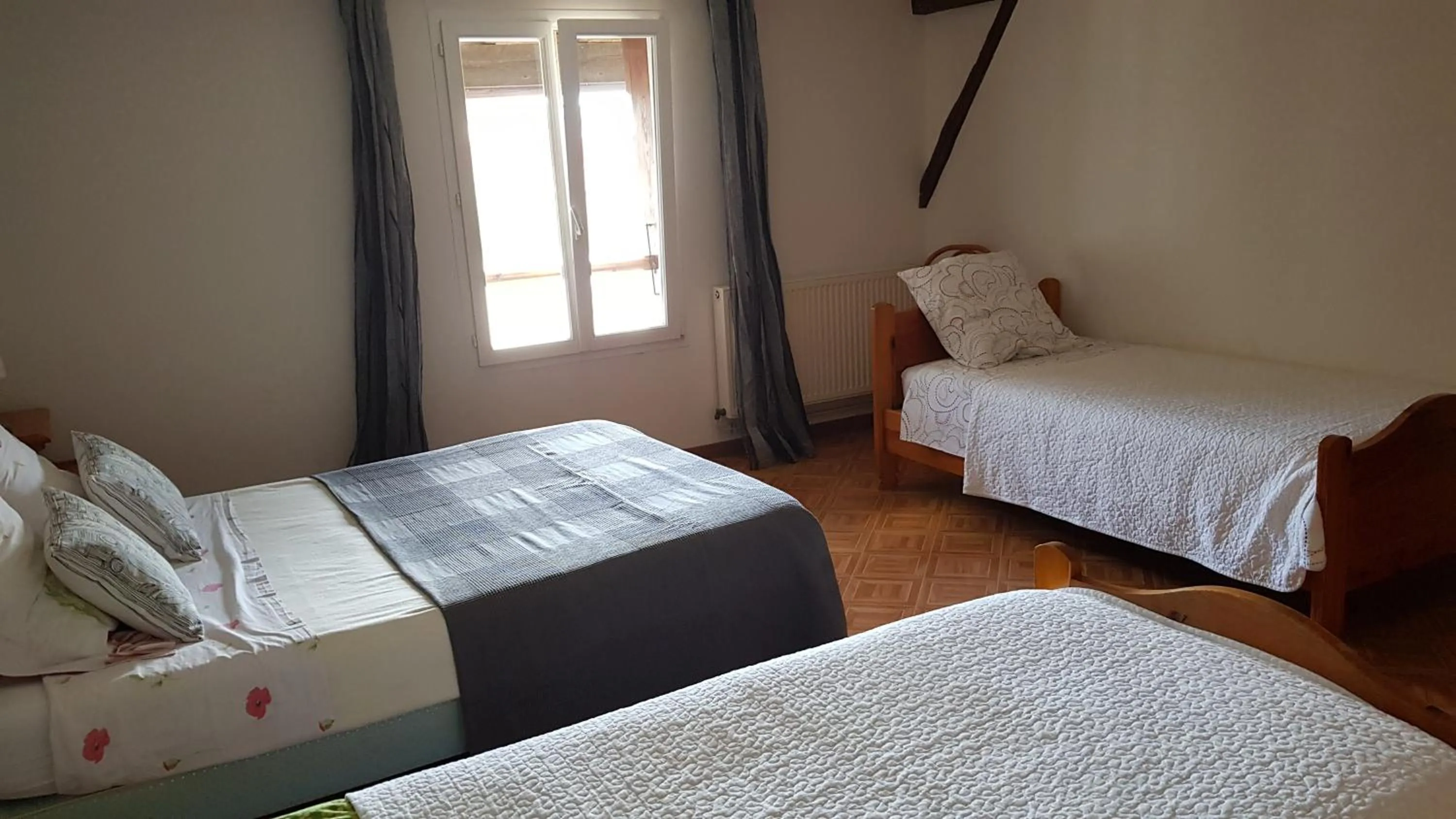 Photo of the whole room, Bed in La Sente des Vignes