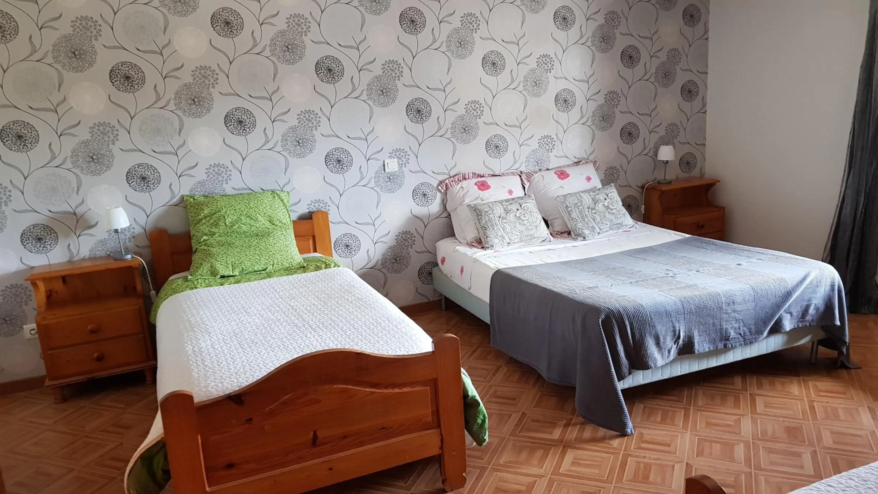 Photo of the whole room, Bed in La Sente des Vignes