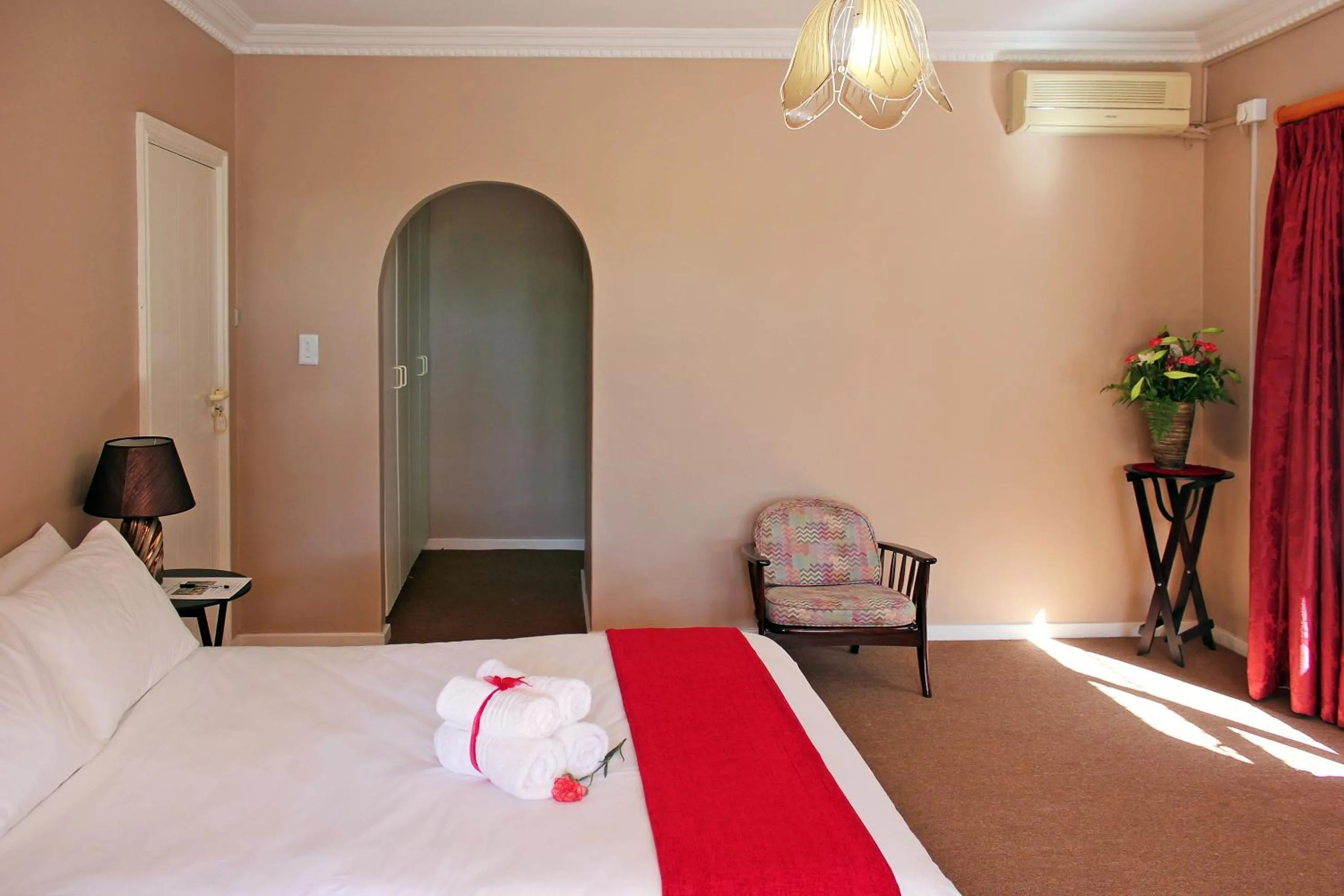 Property building, Bed in Durban Manor Guest House