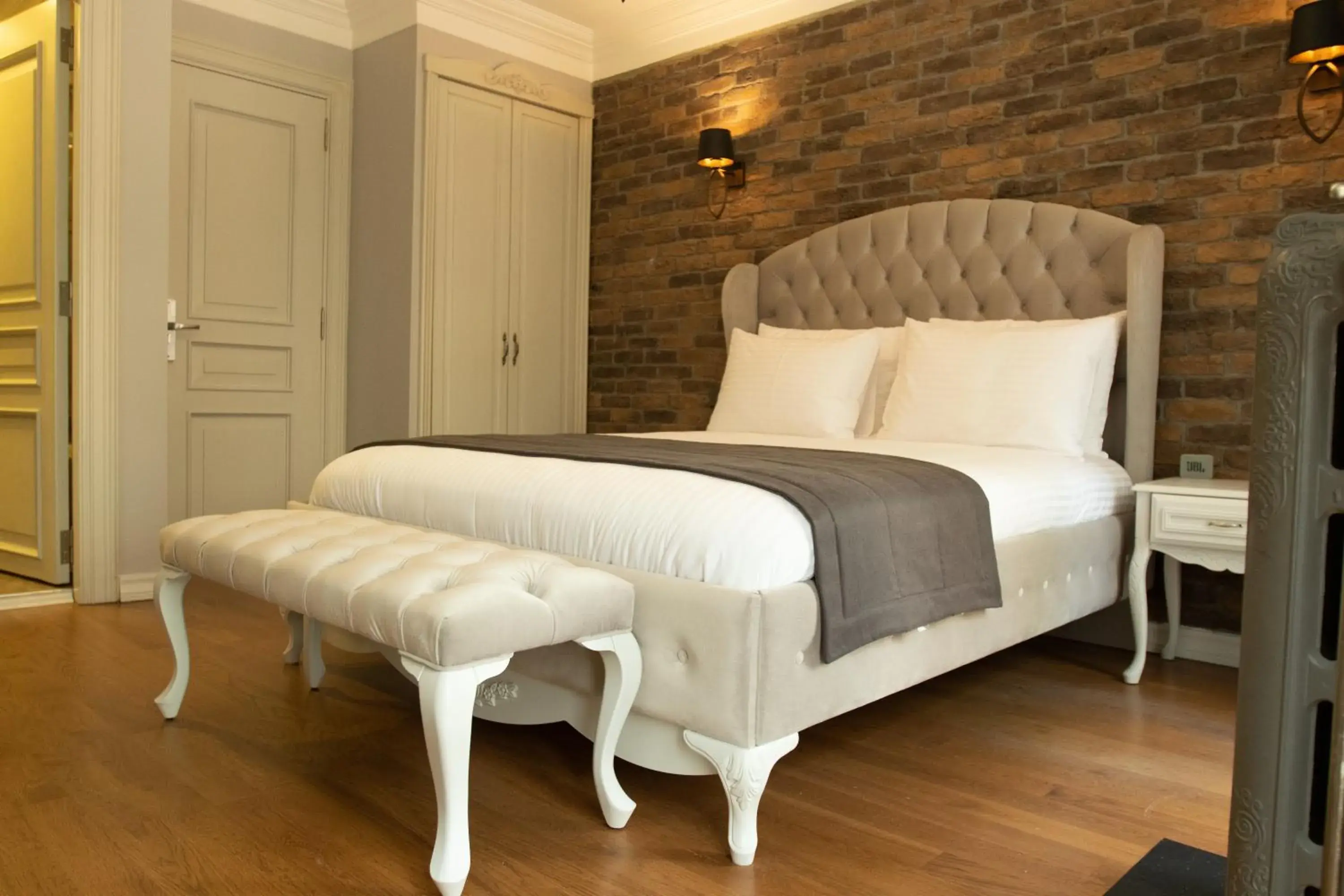 Bed in Louis Rooms Bed in Louis Rooms