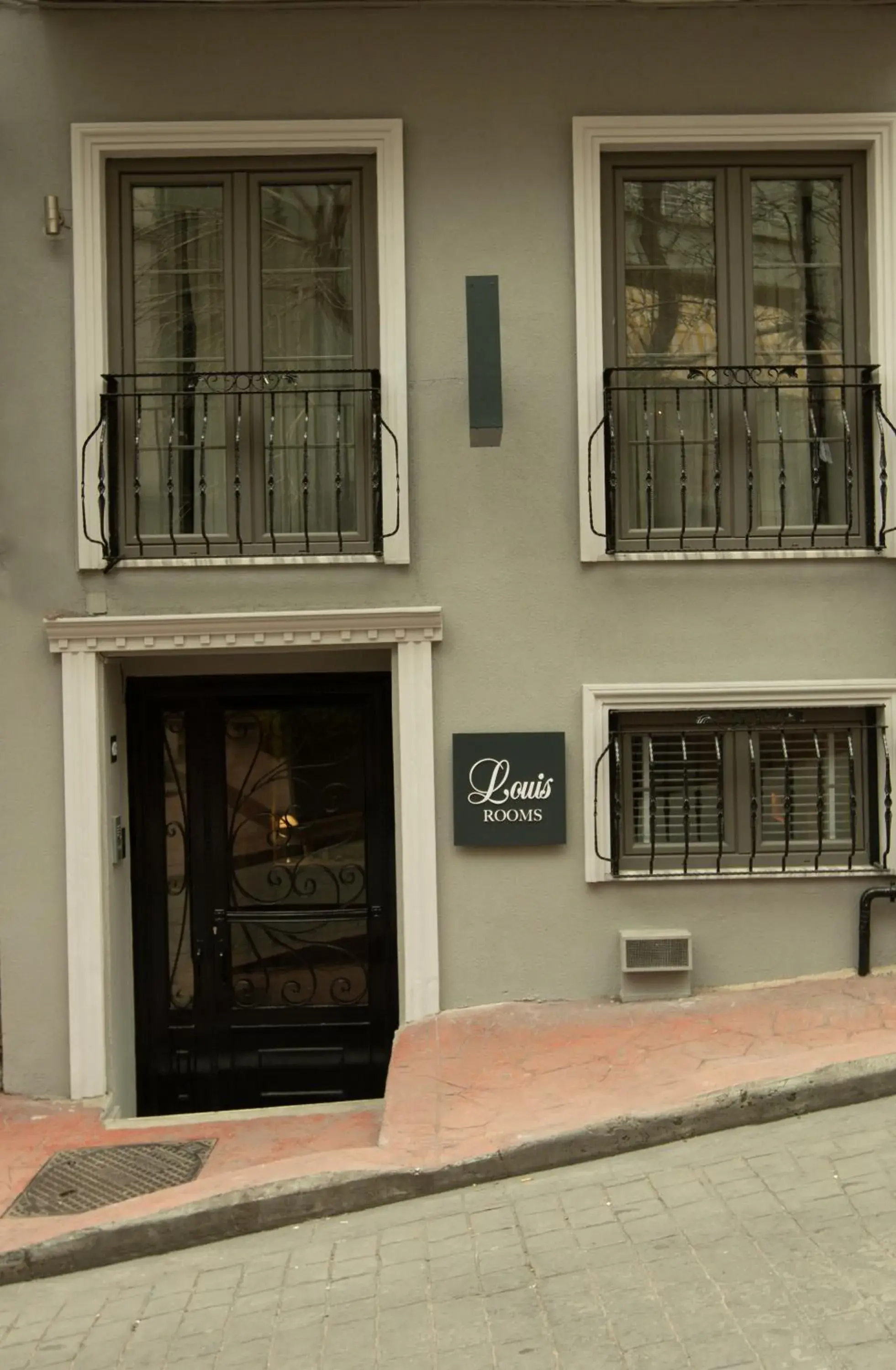 Property building in Louis Rooms Property building in Louis Rooms