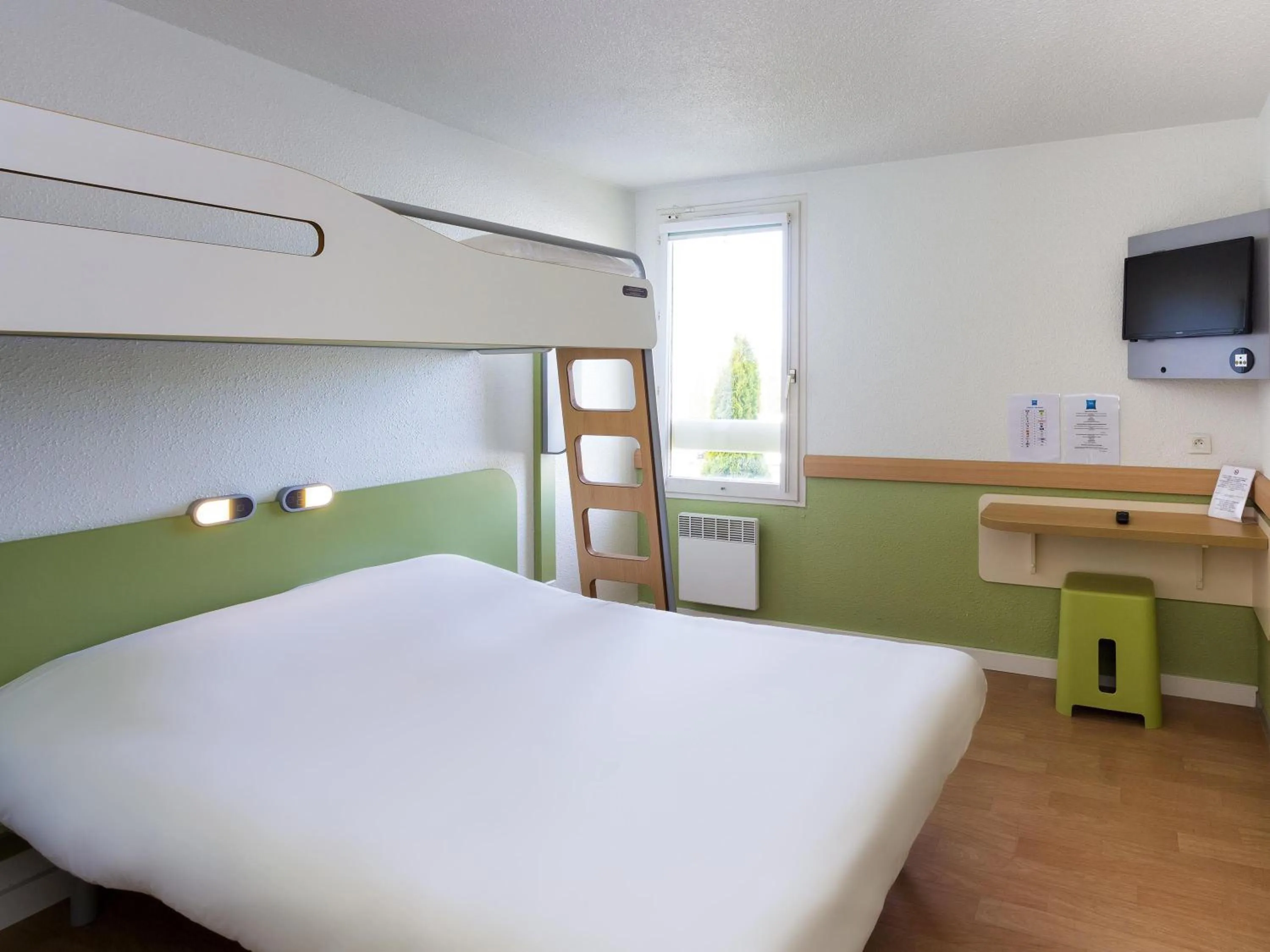 Bedroom, Bed in ibis budget Quimper