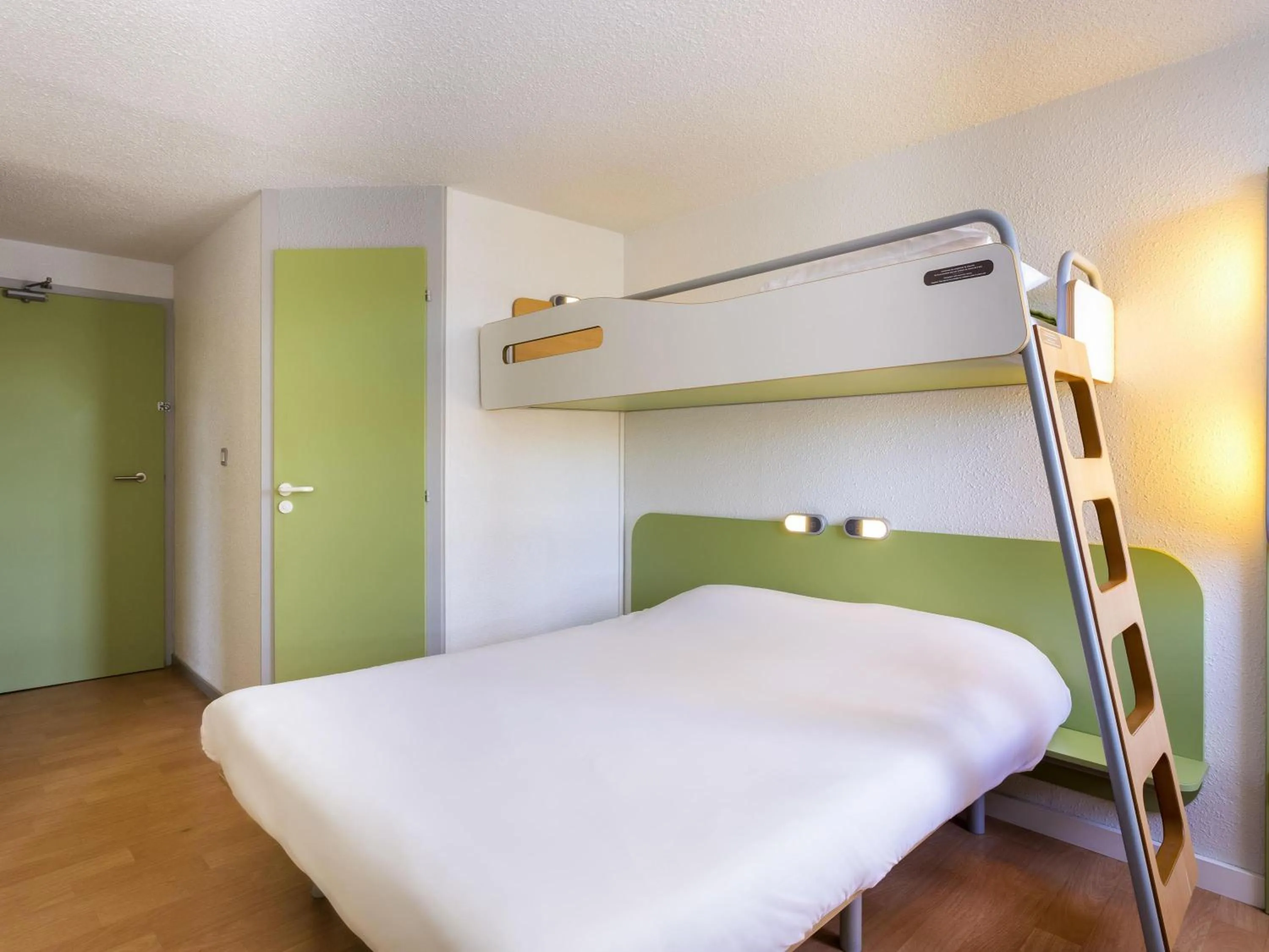 Bedroom, Bed in ibis budget Quimper