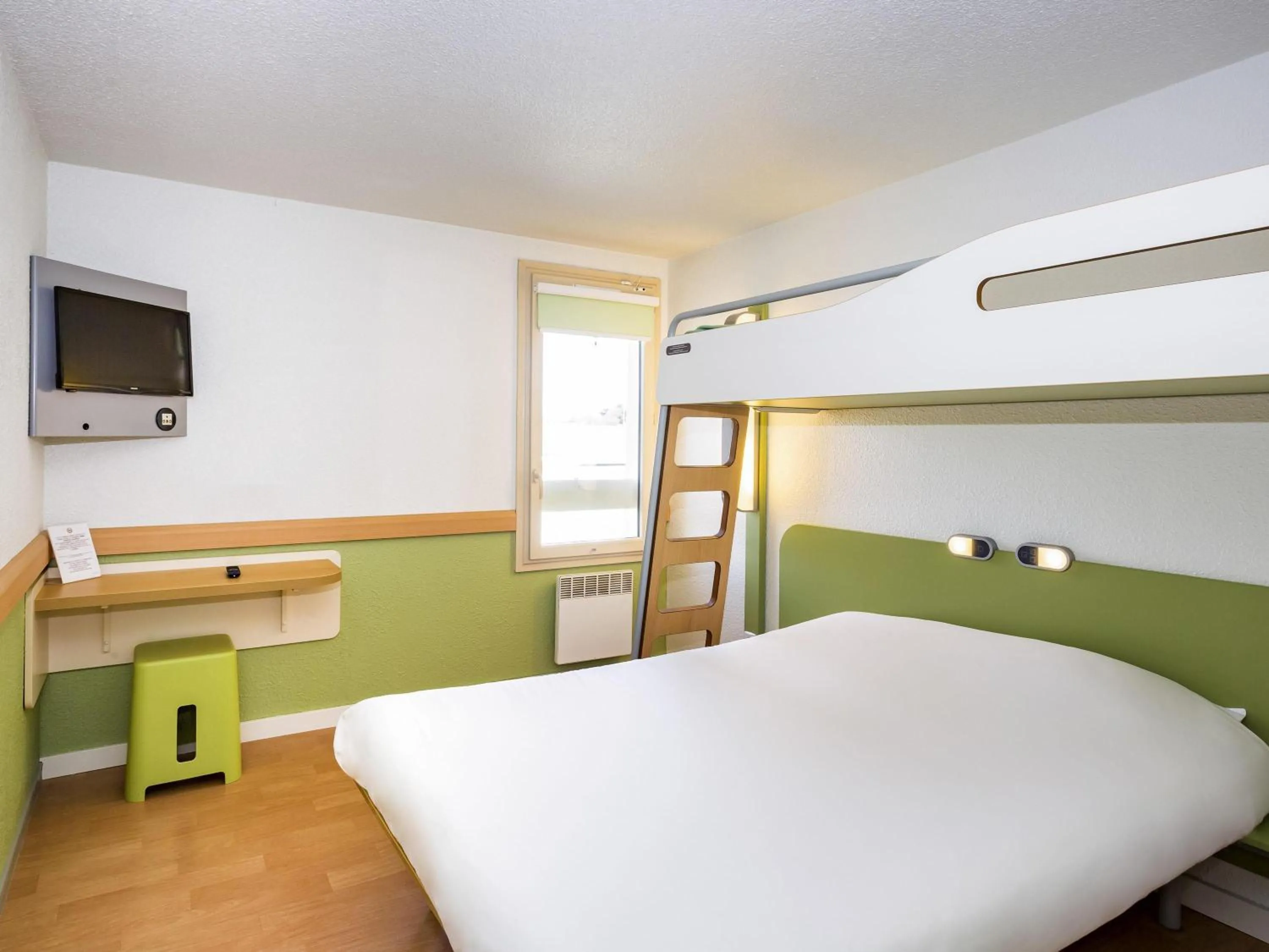 Bedroom, Bed in ibis budget Quimper