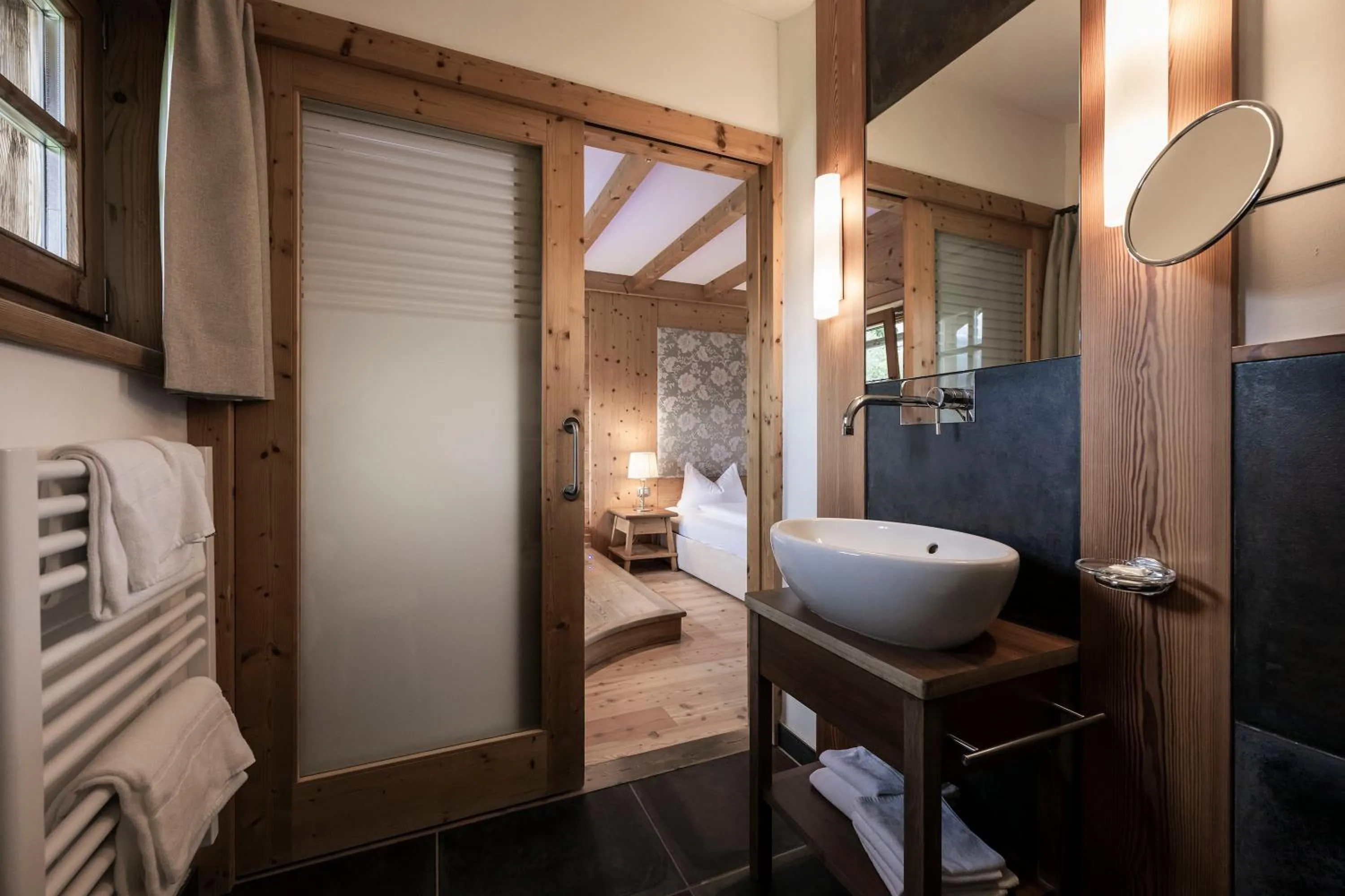 Bathroom, Bed in Post Alpina - Family Mountain Chalets