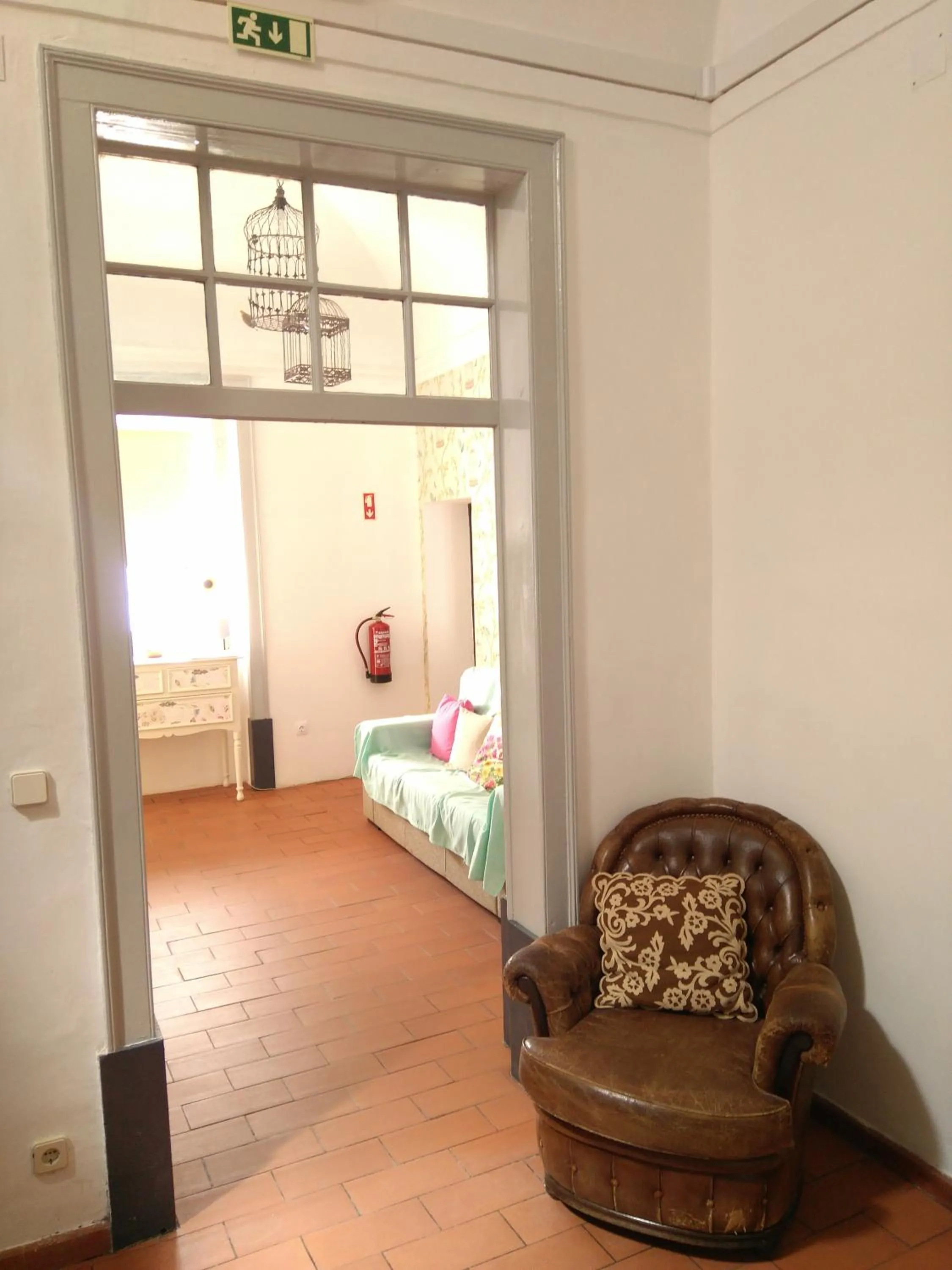 Communal lounge/ TV room, Bed in Hostel Raymundo