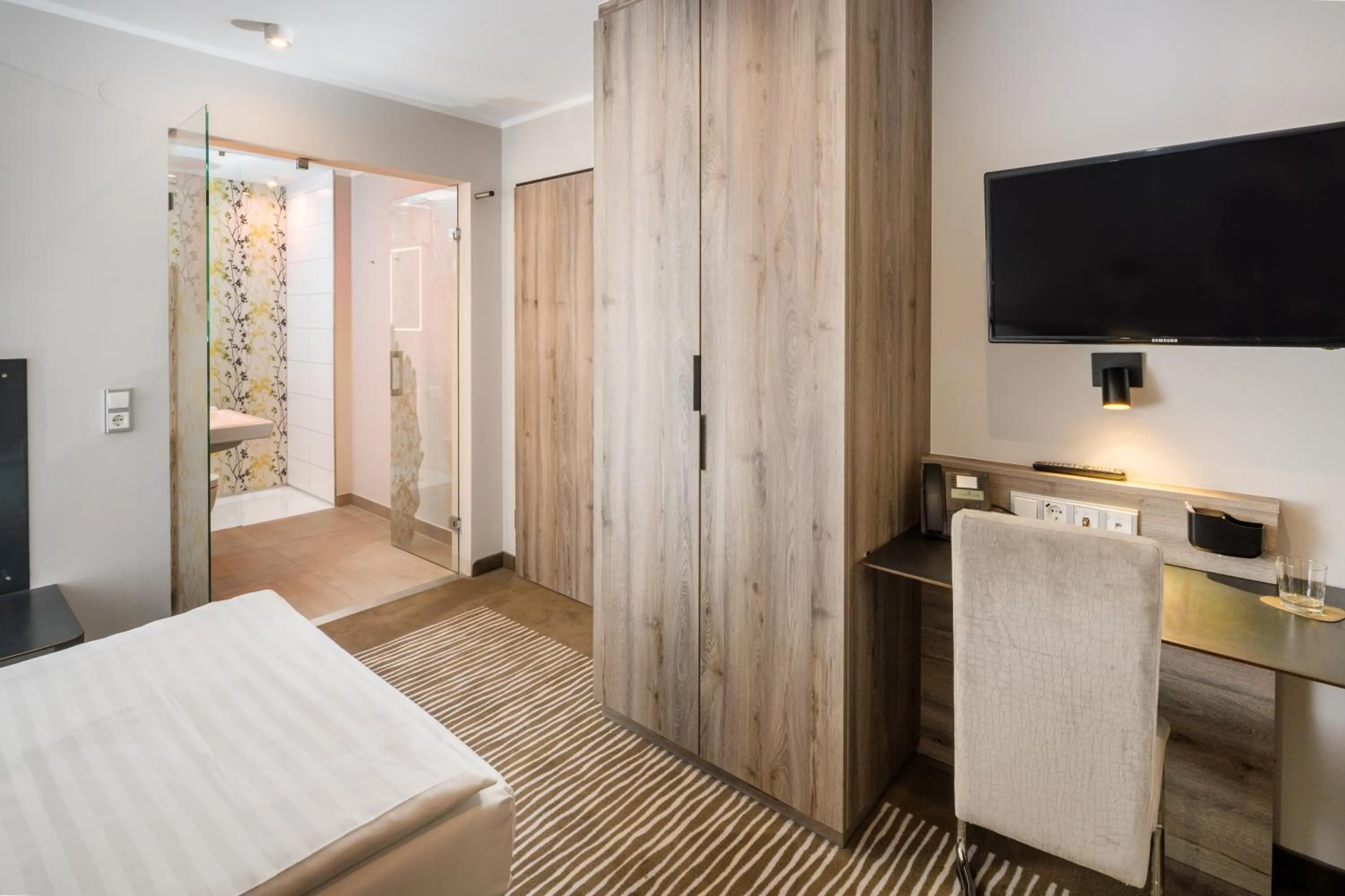 Photo of the whole room, Bed in Balland's Hotel & Restaurant