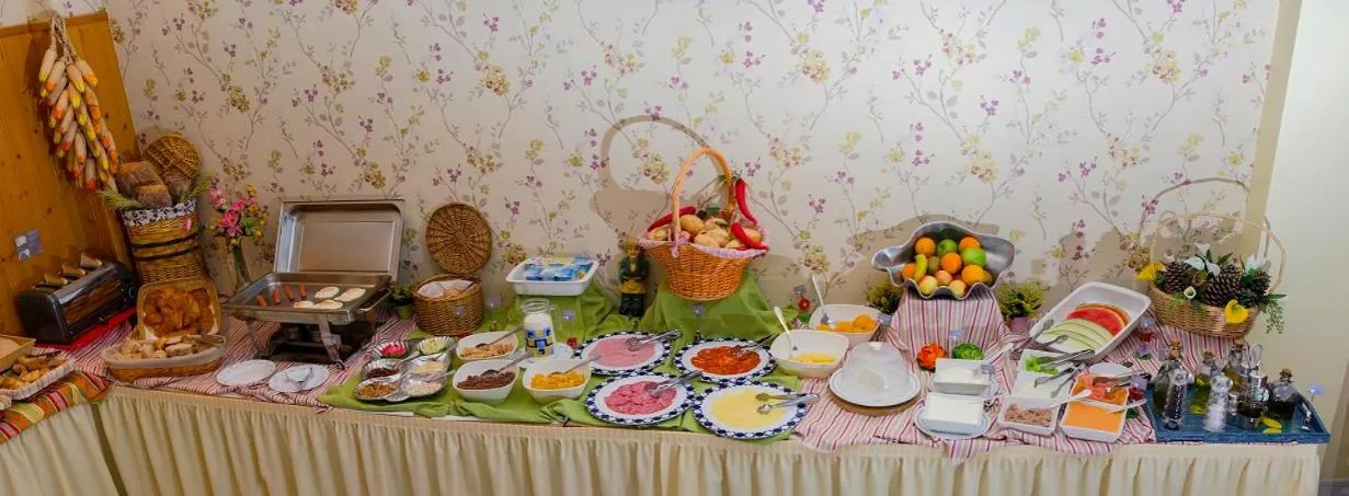 Buffet breakfast in Hotel & Apartamentos Cons da Garda