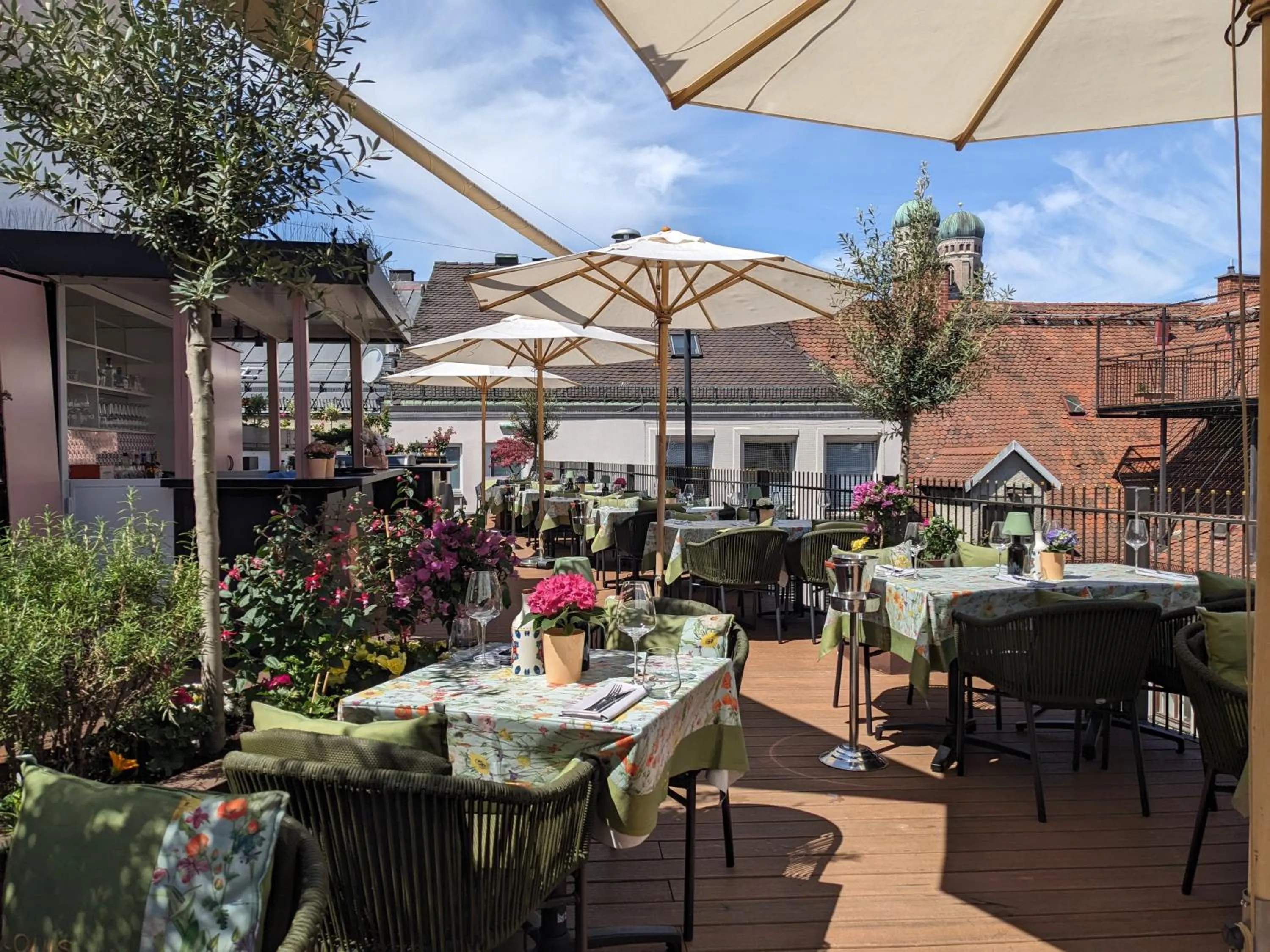 Restaurant/places to eat in Louis Hotel