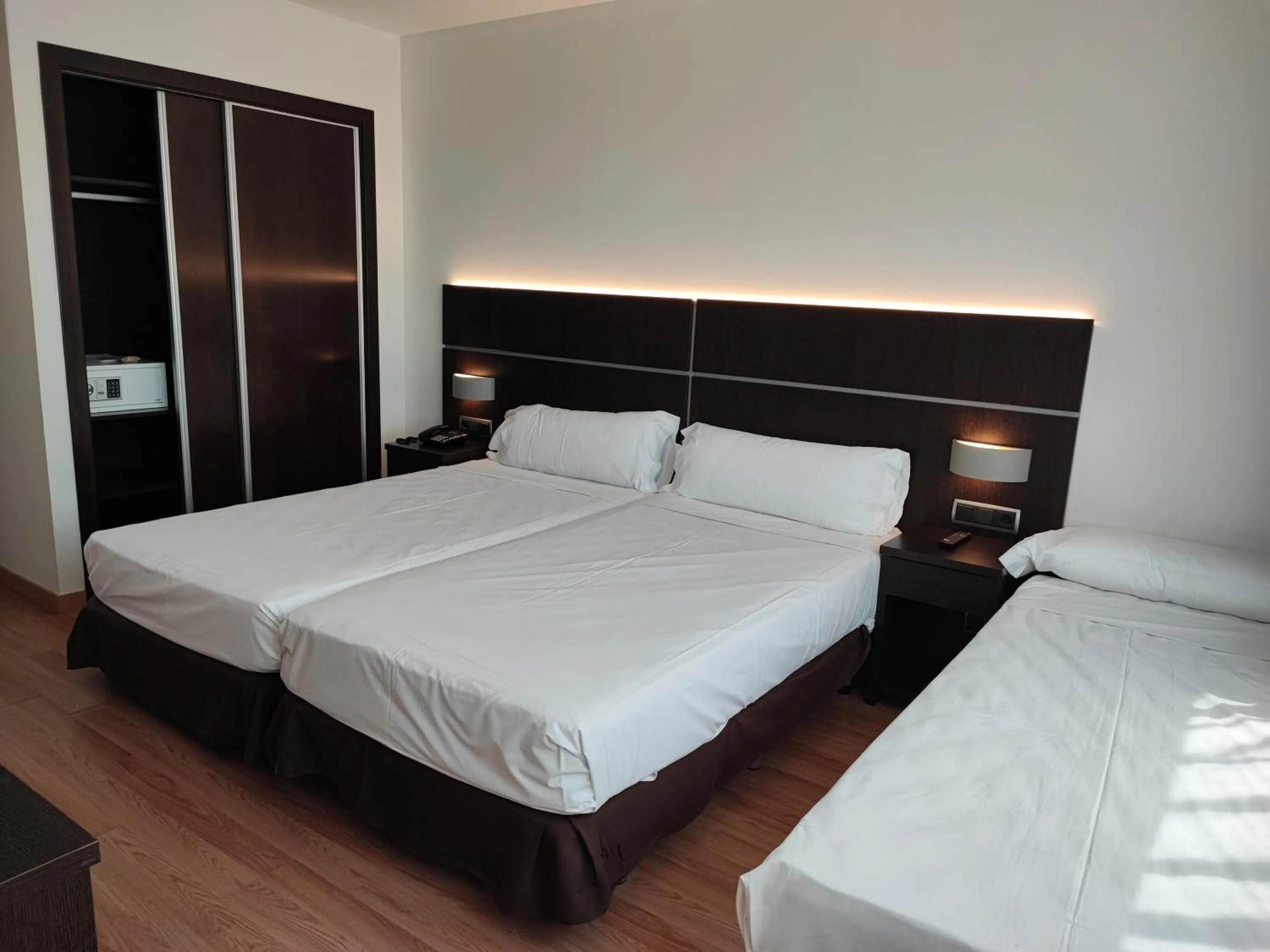 Photo of the whole room, Bed in Tarraco Park Tarragona