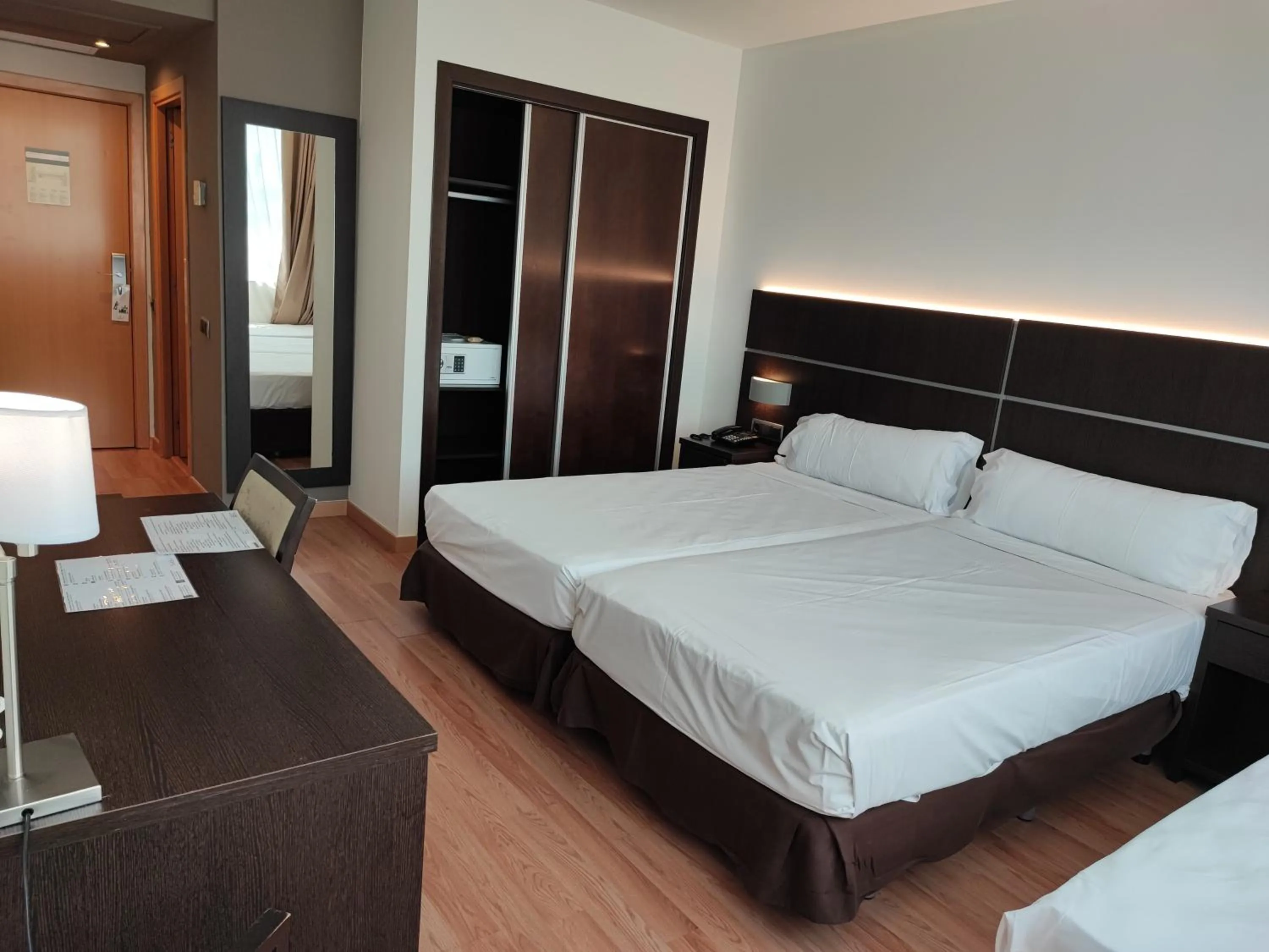 Photo of the whole room, Bed in Tarraco Park Tarragona