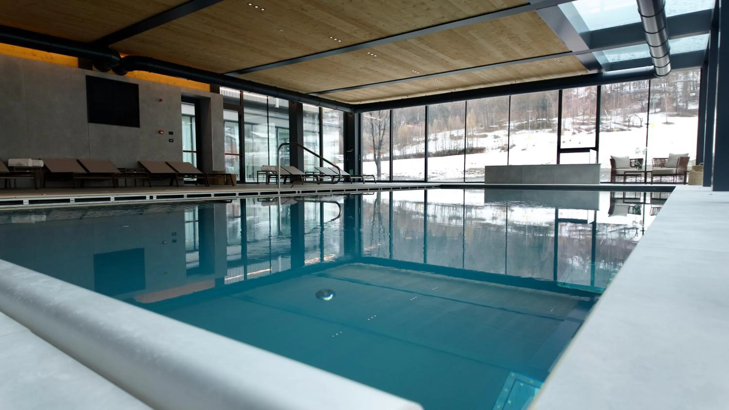 Swimming pool in Cristallo Wellness Hotel