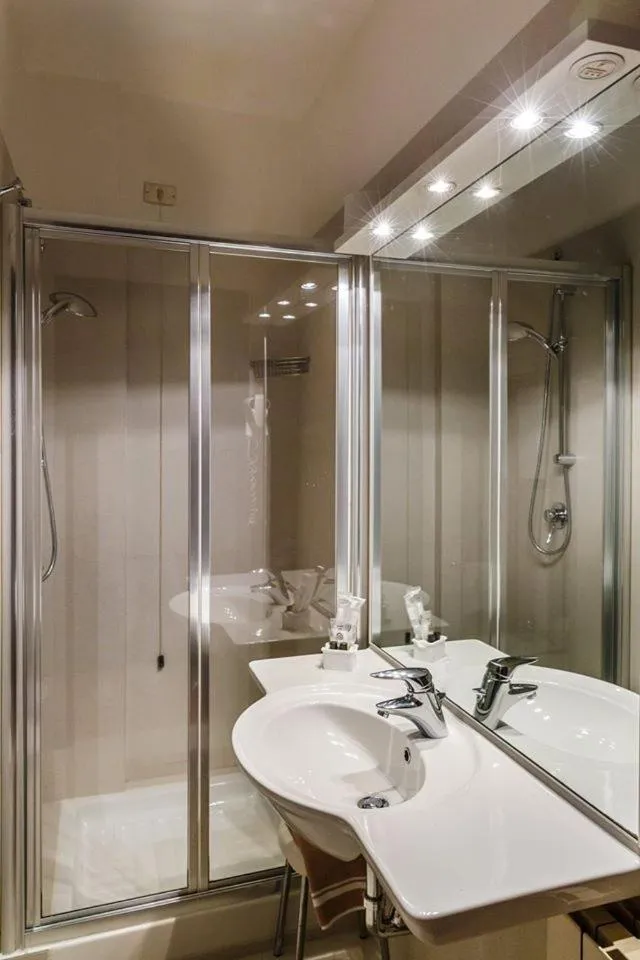 Shower in Hotel Daniel