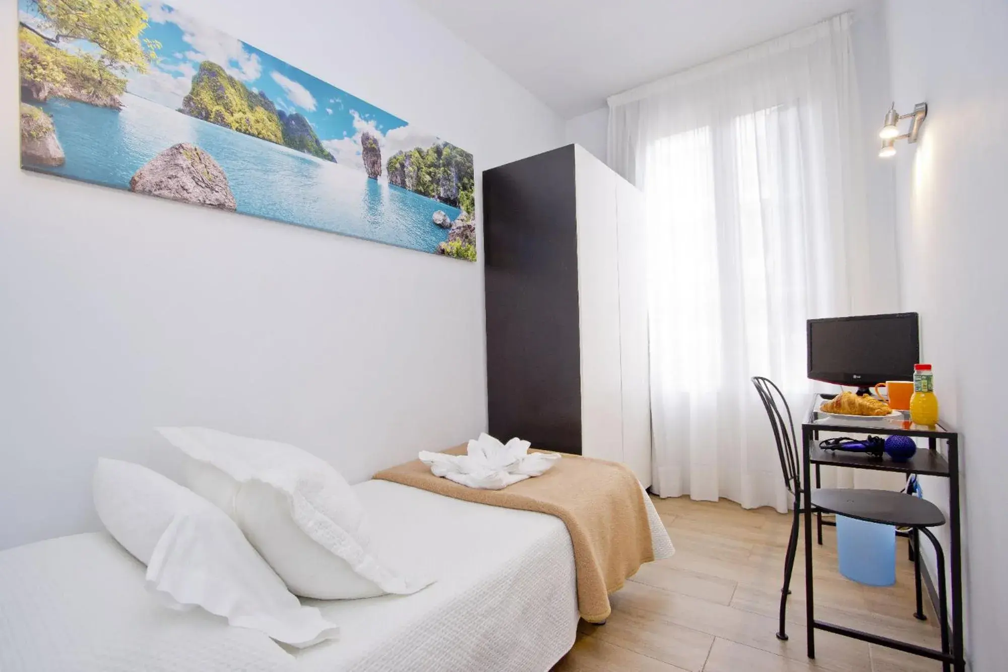 Standard Single Room in Barcelona City Hotel Standard Single Room in Barcelona City Hotel