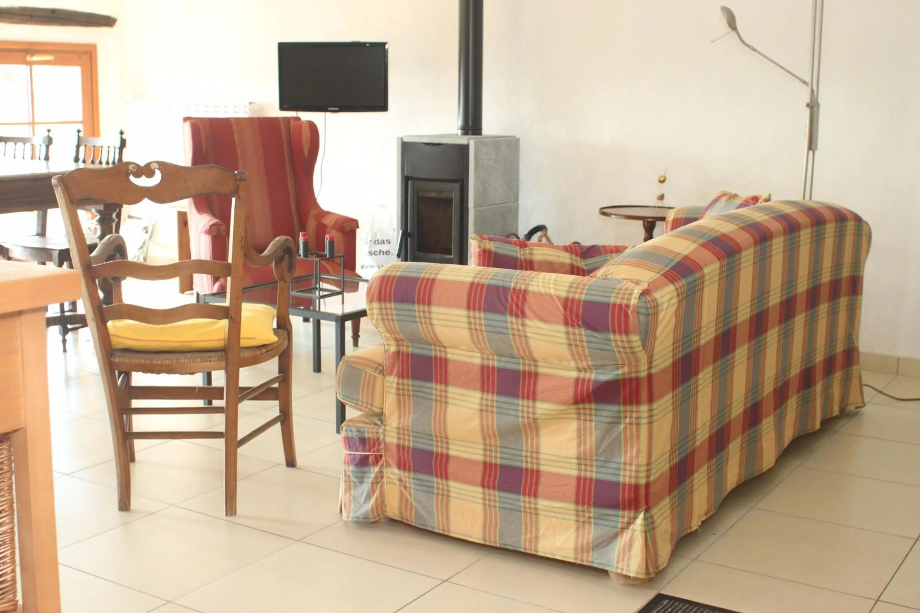 Living room, Bed in Villa Pesce, Mombaruzzo
