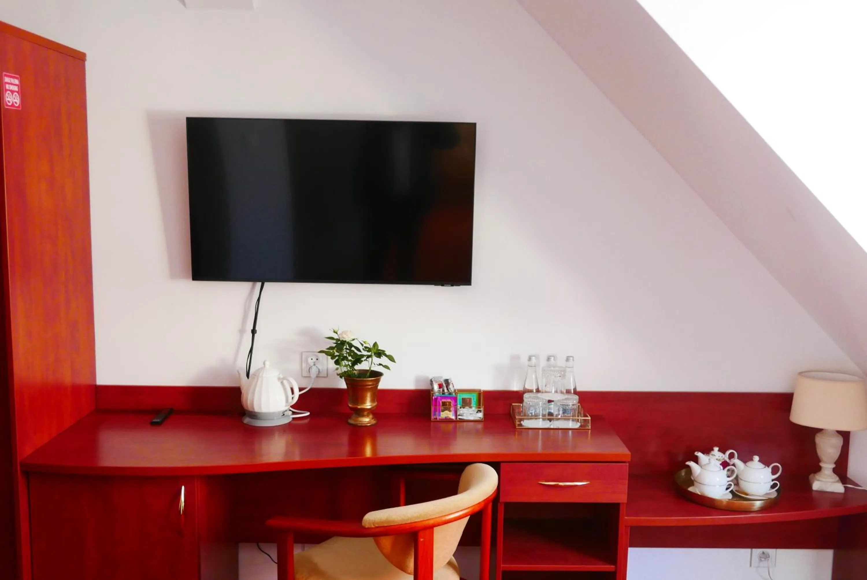 TV and multimedia, TV/Entertainment Center in Maxim honorujemy bon turystyczny