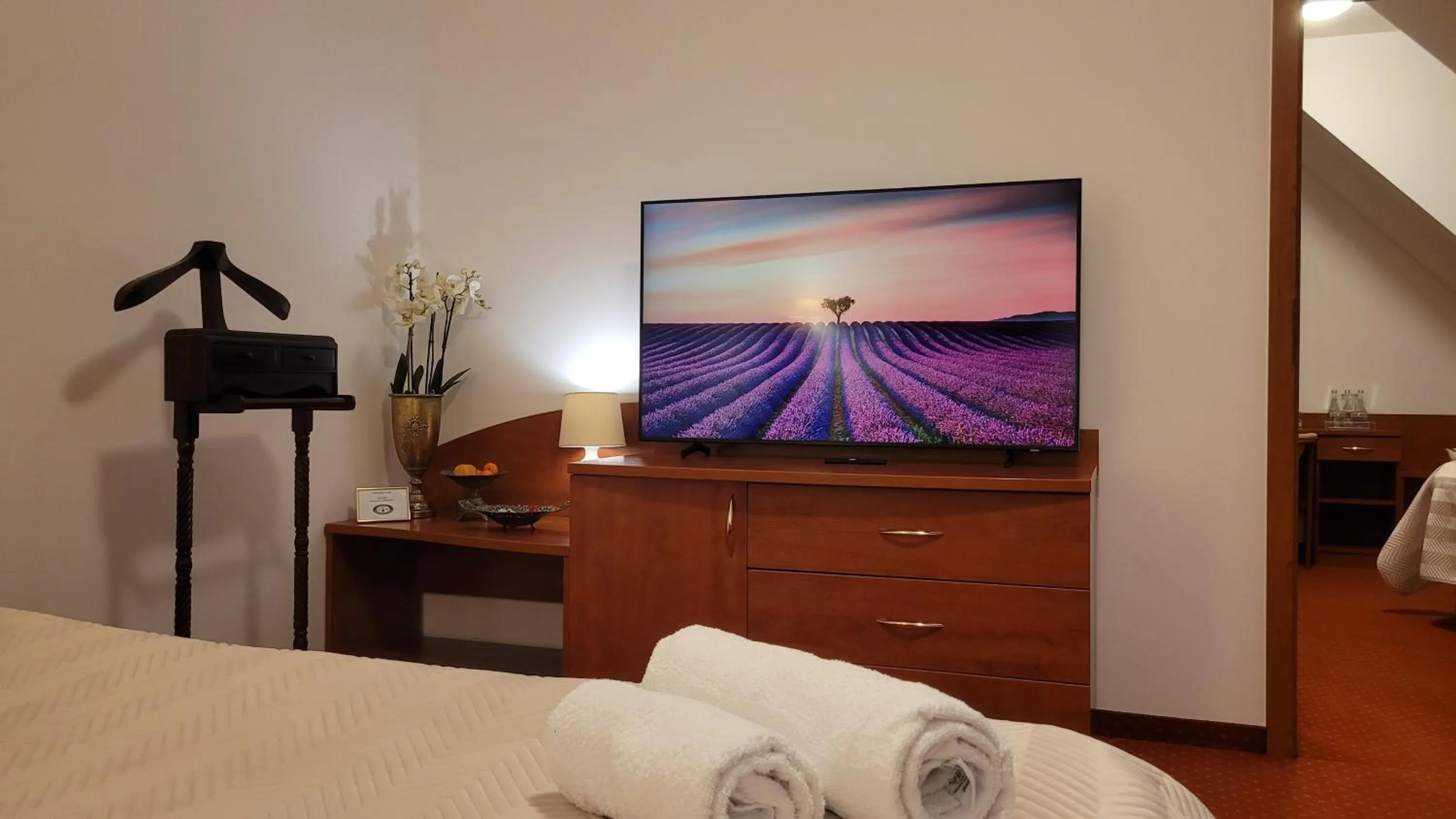 TV and multimedia, TV/Entertainment Center in Maxim honorujemy bon turystyczny