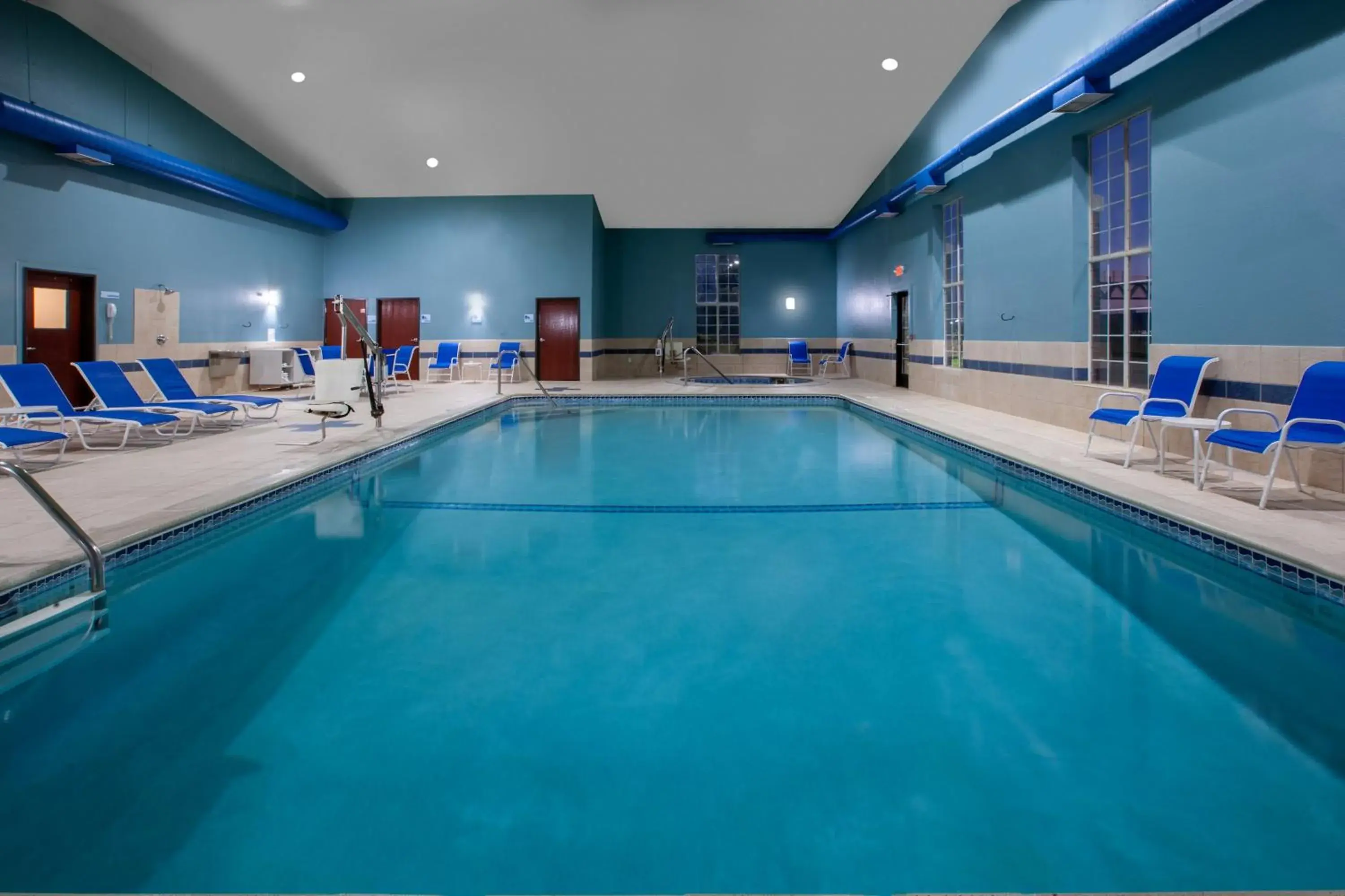 Swimming pool in Holiday Inn Express Hotel & Suites Woodhaven by IHG Swimming pool in Holiday Inn Express Hotel & Suites Woodhaven by IHG