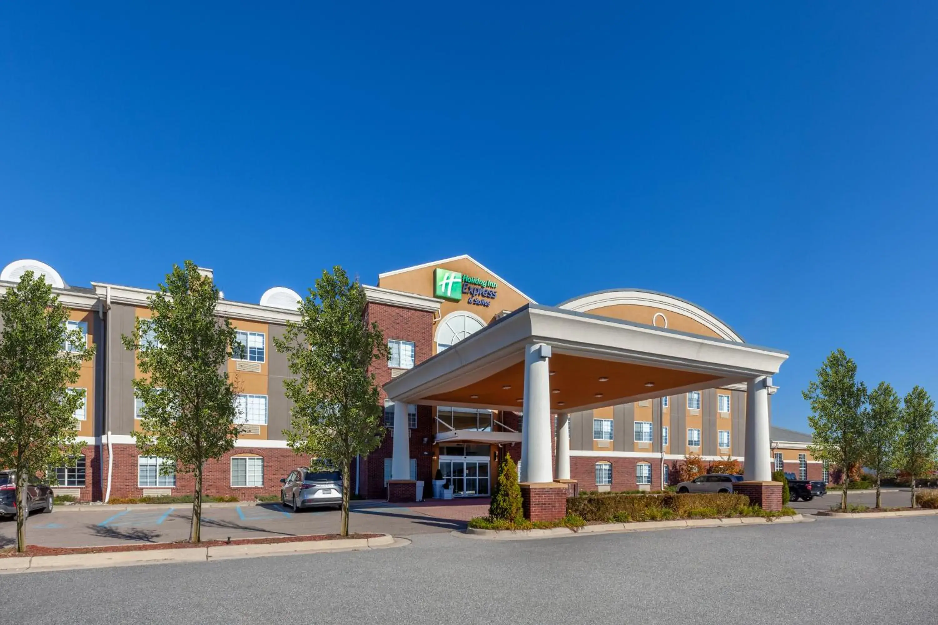 Property building in Holiday Inn Express Hotel & Suites Woodhaven by IHG Property building in Holiday Inn Express Hotel & Suites Woodhaven by IHG