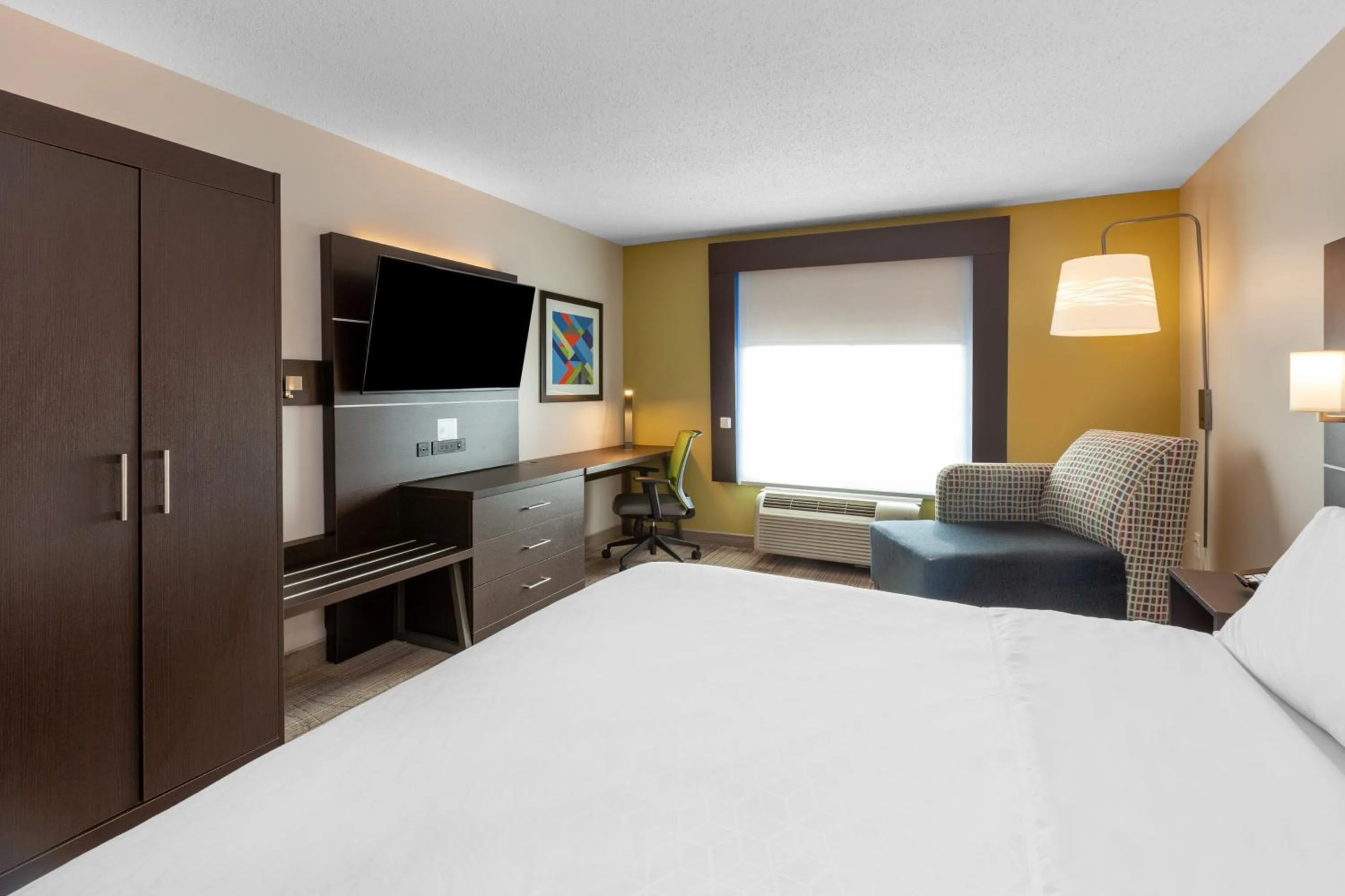 Photo of the whole room, Bed in Holiday Inn Express Hotel & Suites Woodhaven by IHG