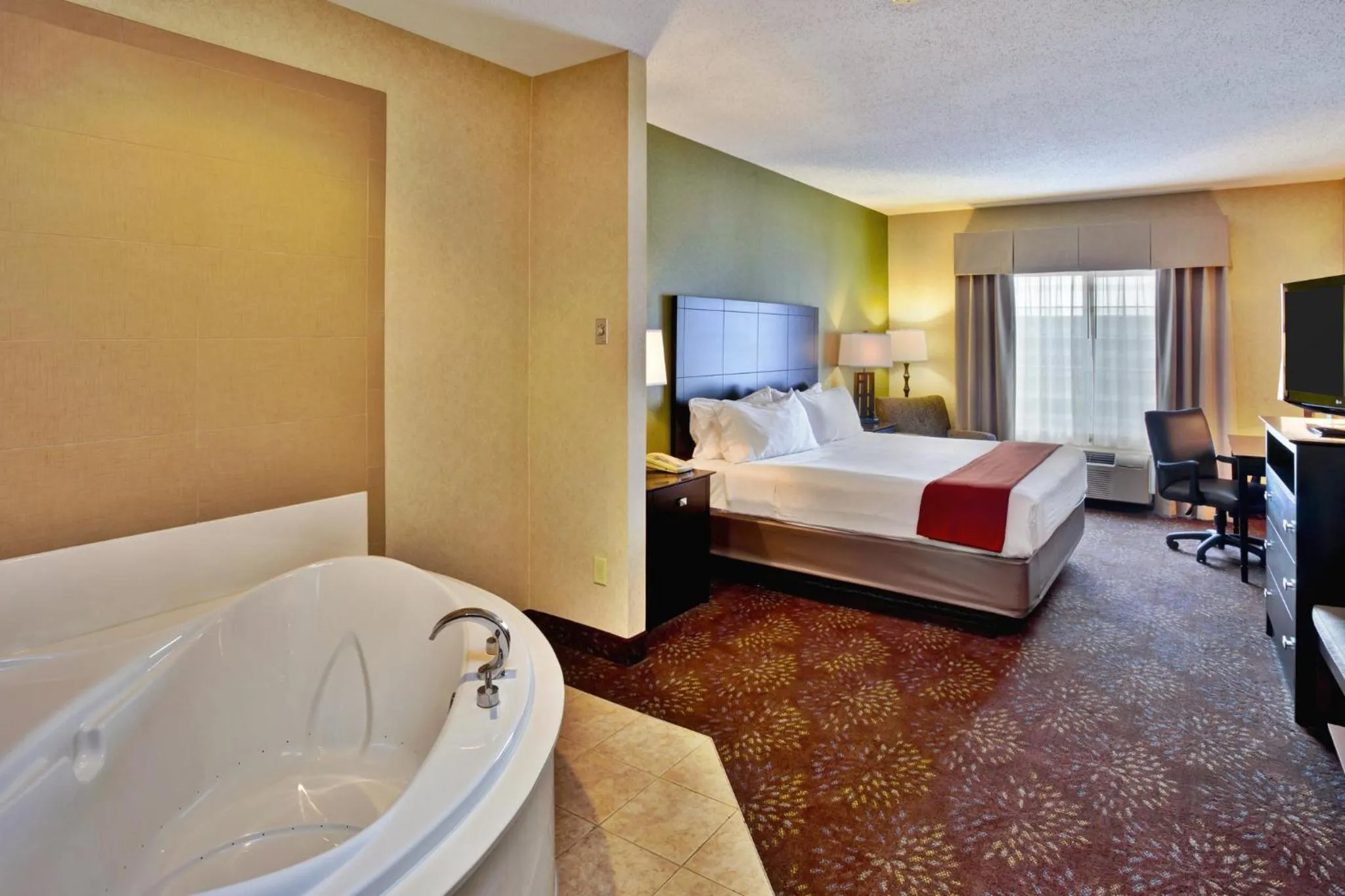 Photo of the whole room, Bed in Holiday Inn Express Hotel & Suites Woodhaven by IHG